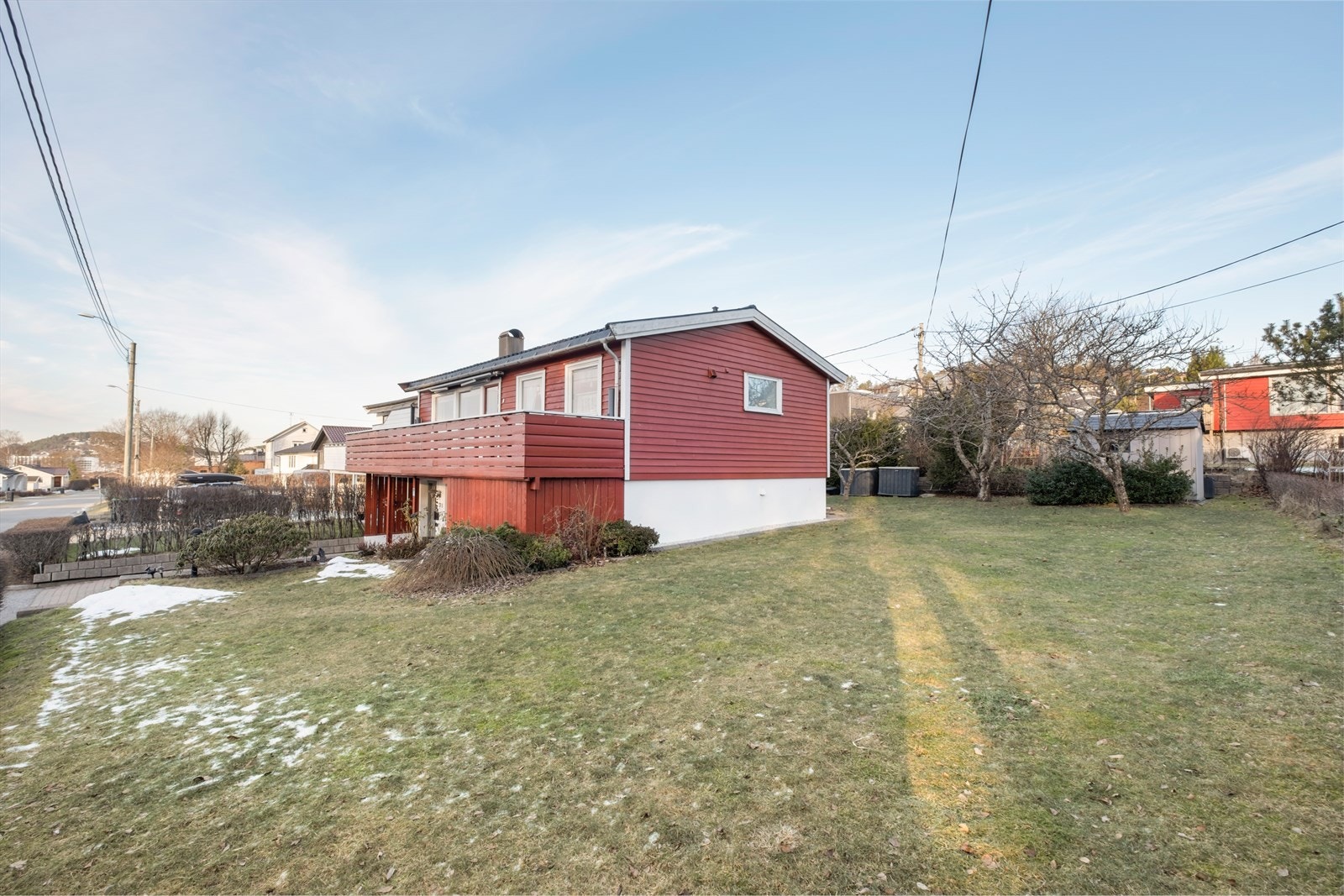 Tomten er relativt flat og opparbeidet med plen og beplantning rundt boligen. Galleribilde