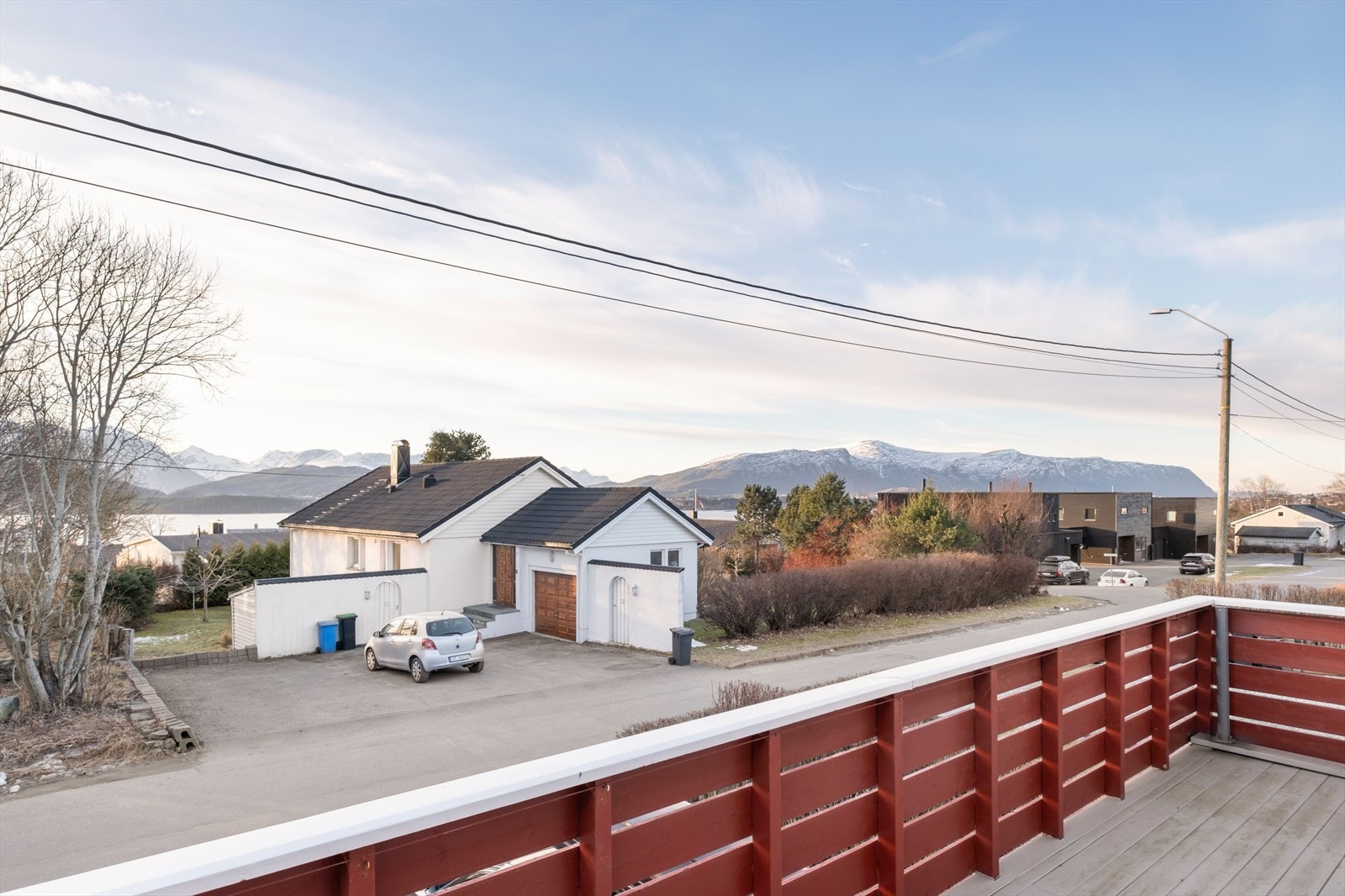 Fra balkongen kan man se nabolaget og fjellene i bakgrunnen, med god plass til utemøbler. Galleribilde