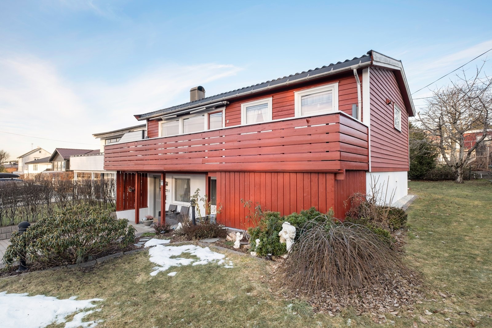 Parkeringsplassen er belagt med belegningsstein og gir enkel adkomst til inngangspartiet. Galleribilde