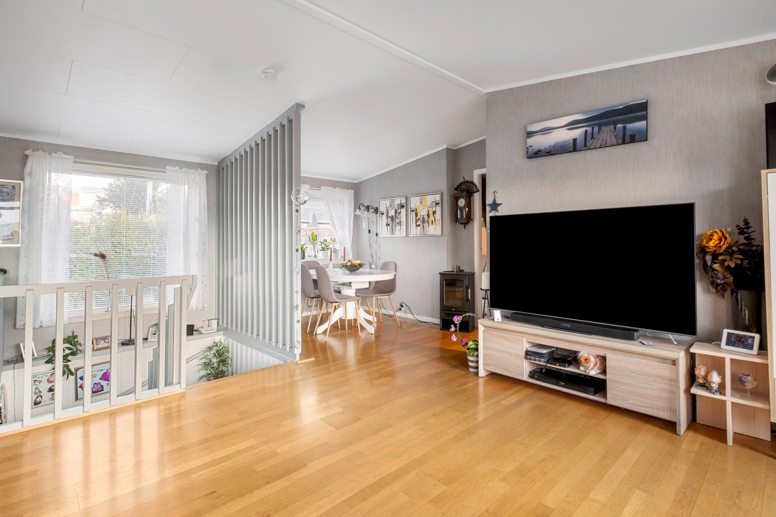 Åpen løsning mellom stue og spiseområde gir en sosial atmosfære. Galleribilde