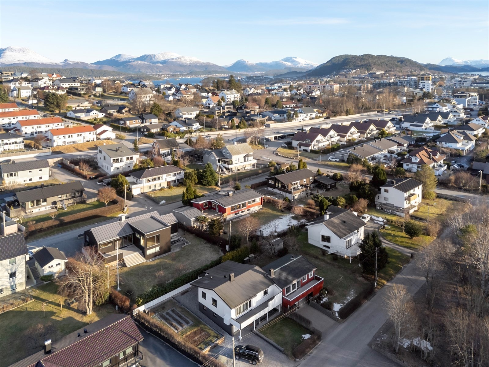 Eiendommen har utsikt mot fjorden og omkringliggende fjell. Galleribilde