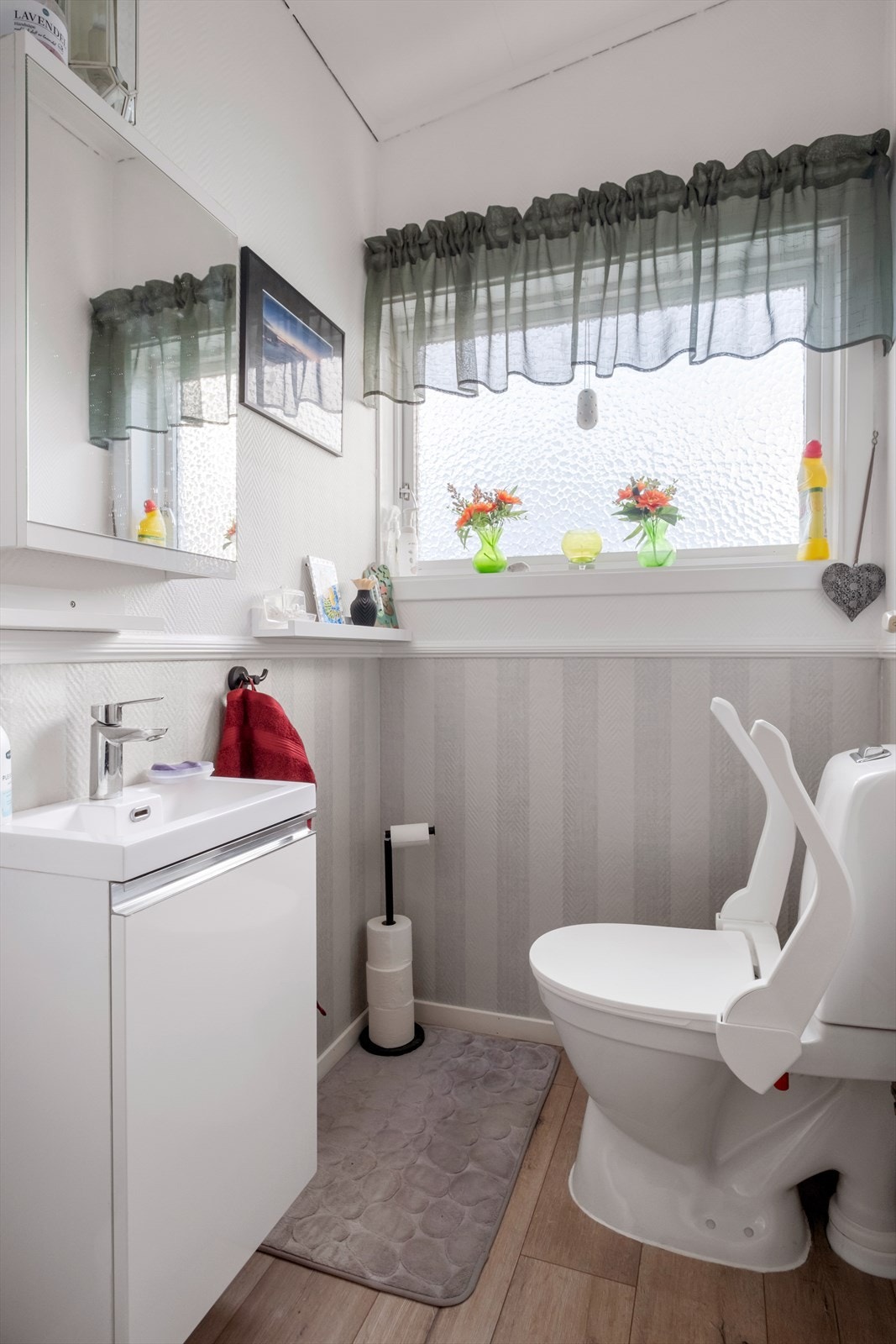 Toalettrommet har laminatgulv og malte veggflater, samt et vindu som gir naturlig lys og lufting. Galleribilde