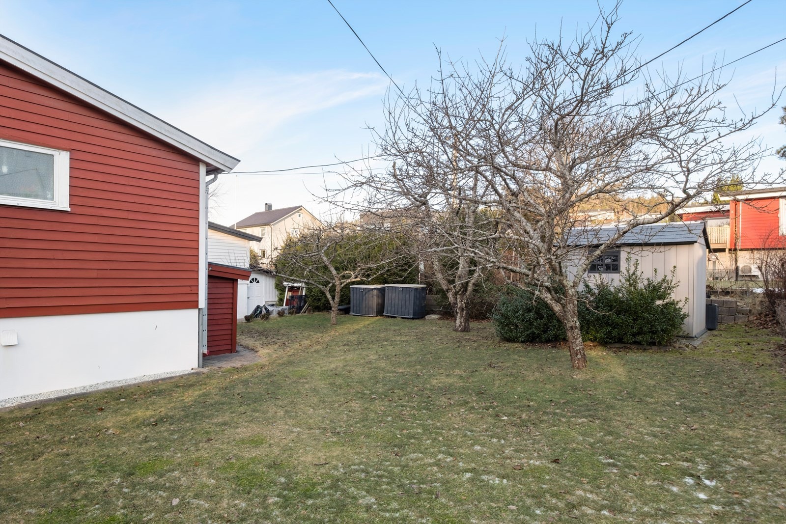 Hagen har frukttrær og en liten bod for oppbevaring. Galleribilde