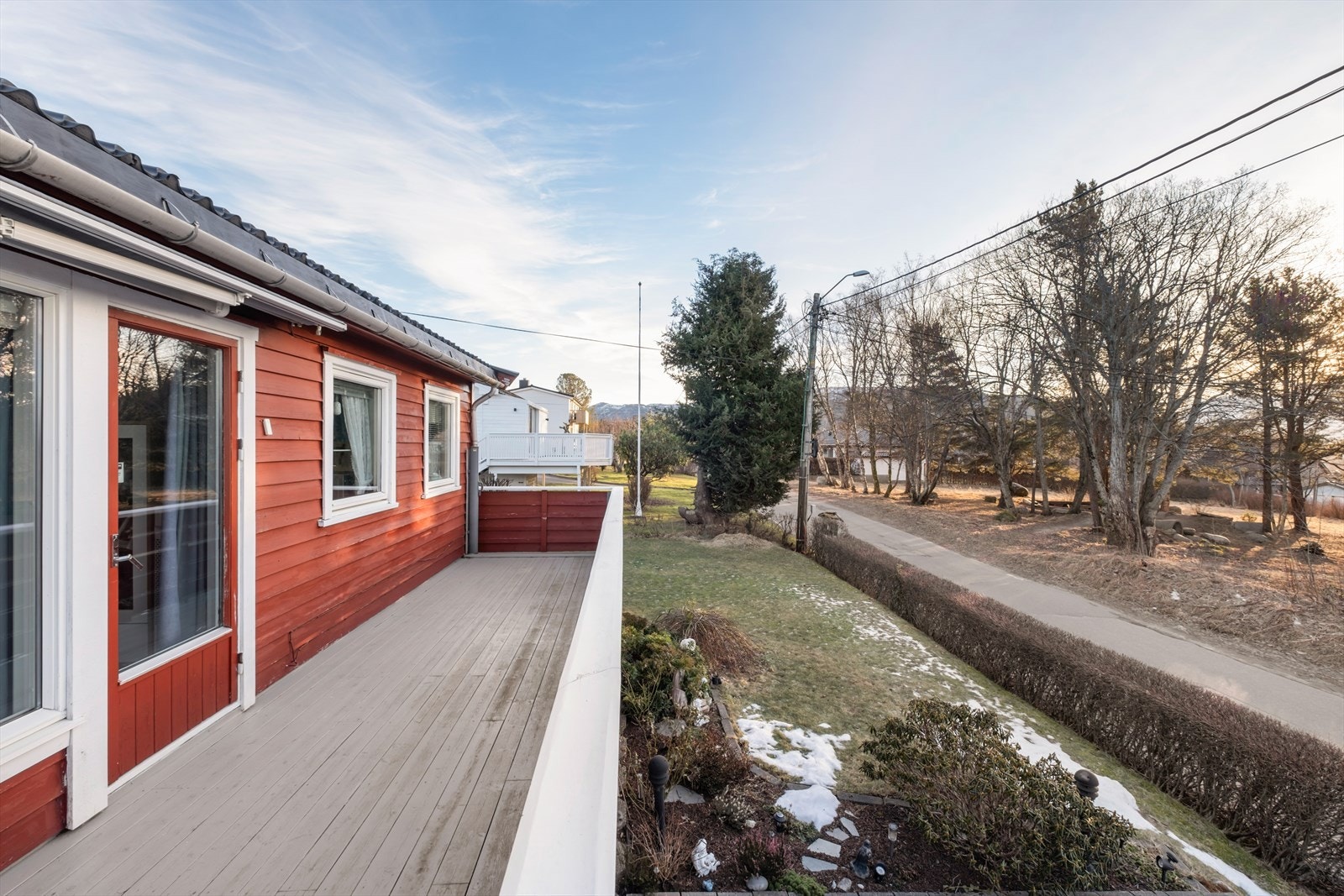 Balkongen har direkte tilgang fra stuen og gir utsikt mot hagen og nærliggende område Galleribilde