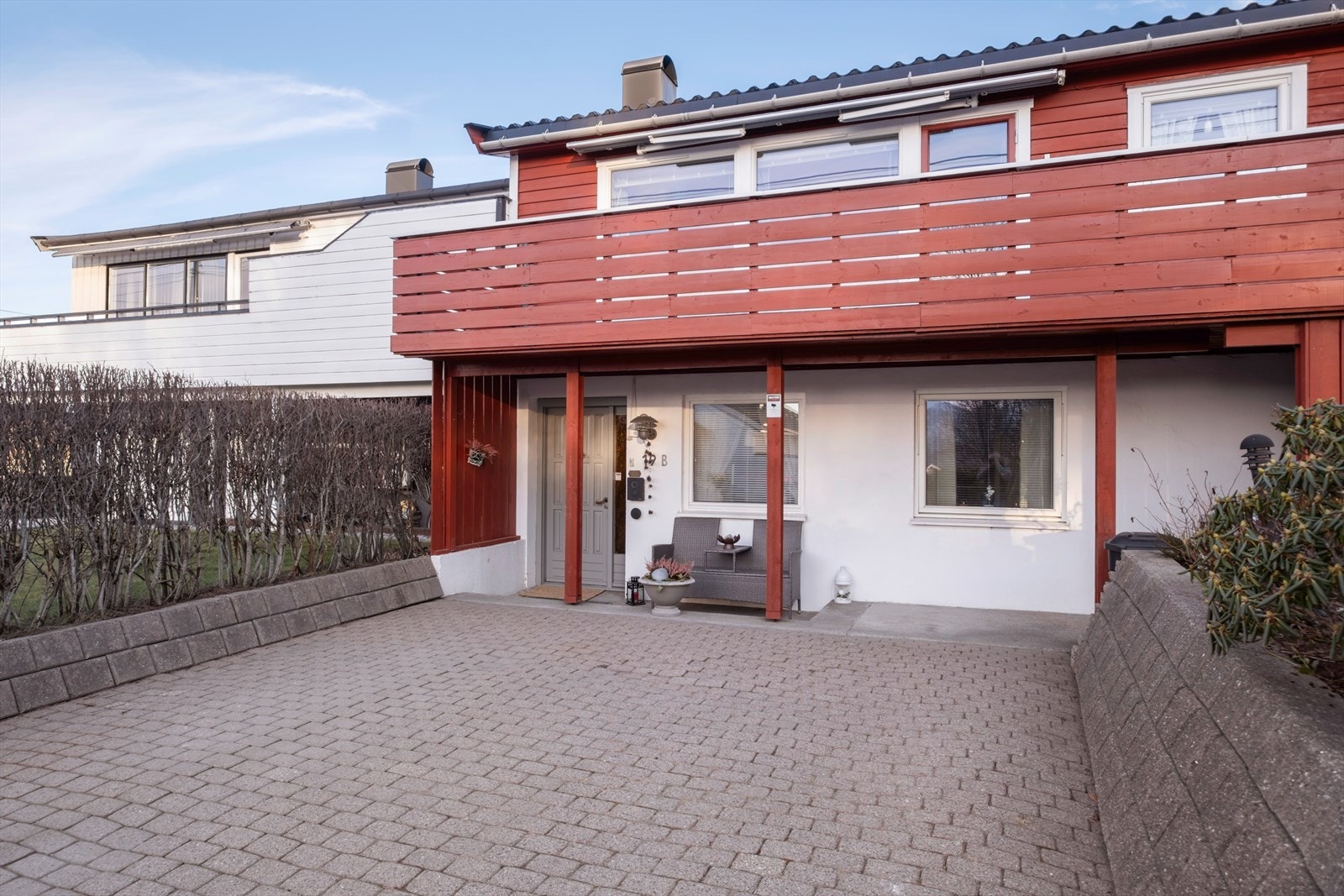 Det er en balkong på ca. 18 m² med spaltegulv av terrassebord og rekkverk av tre. Galleribilde