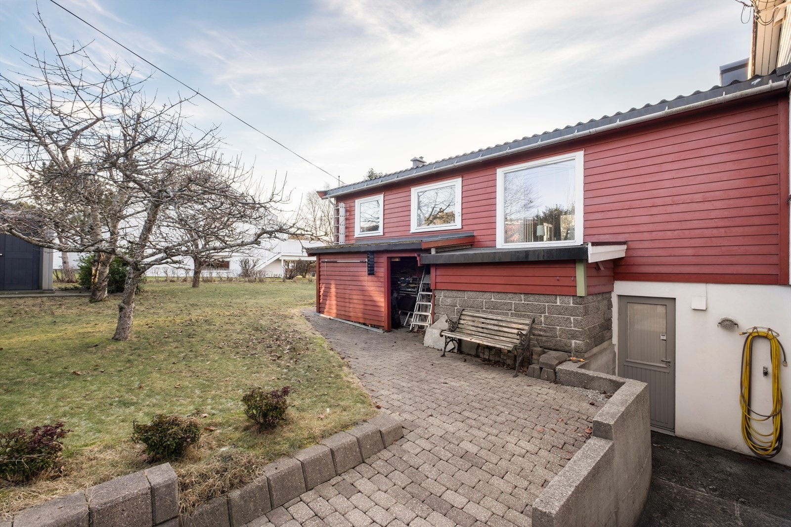 Bakgården er belagt med belegningsstein og har en opparbeidet hage med plen. Galleribilde