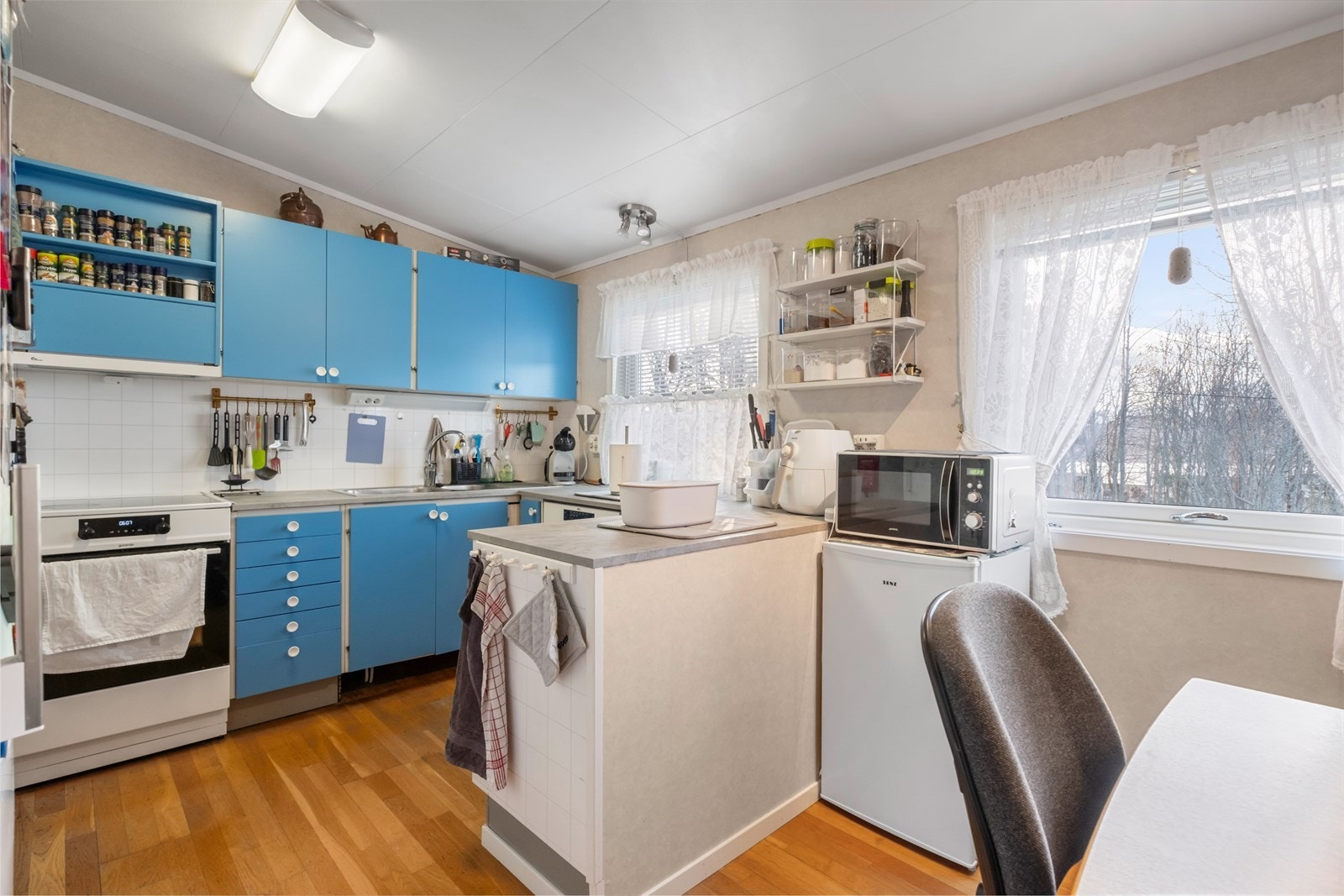 Kjøkken med slette fronter og foliert benkeplate gir en funksjonell kjøkkenløsning. Galleribilde