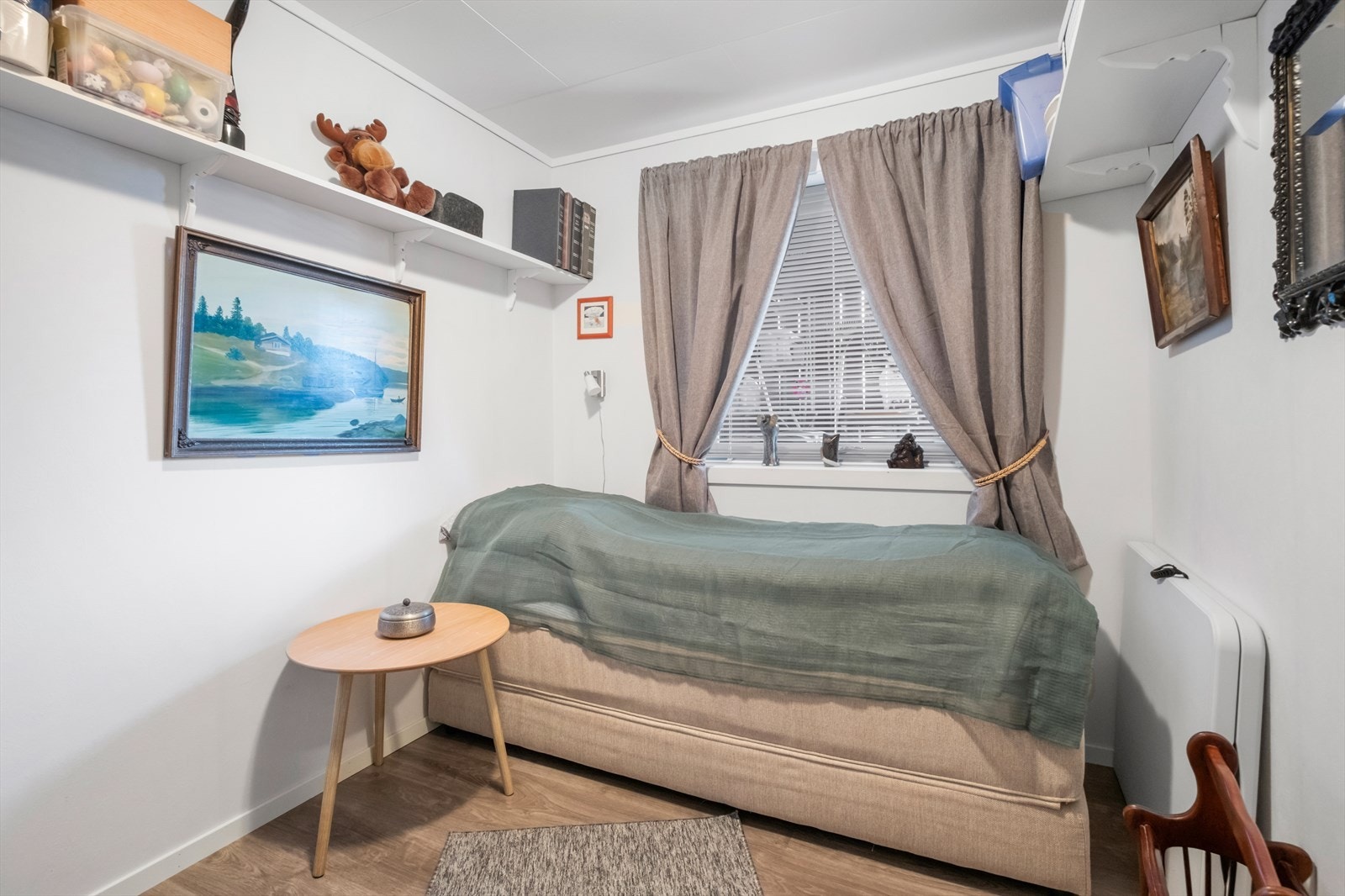 Soverom 2 med plass til enkeltseng, laminatgulv og malte vegger. Galleribilde