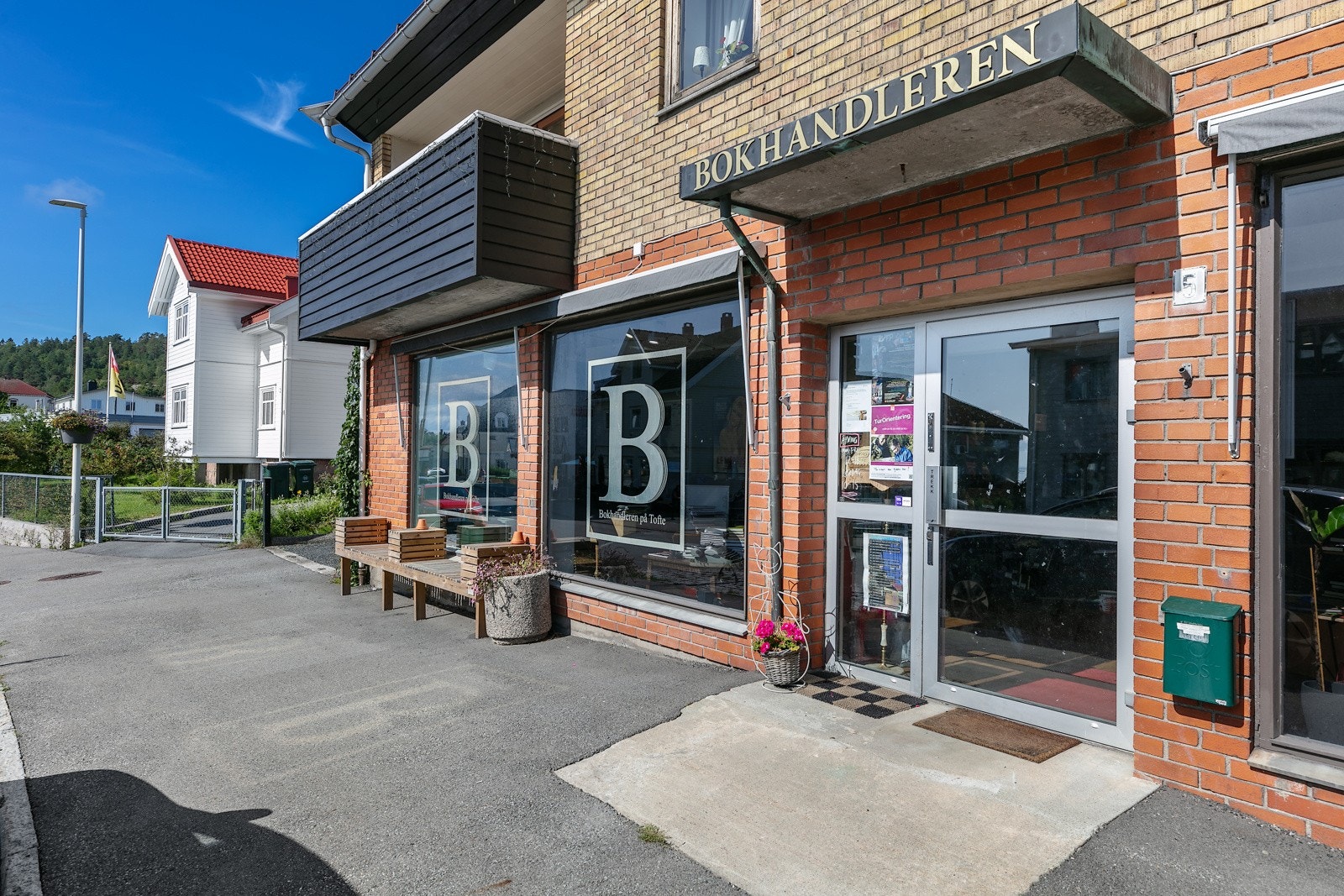 Mange spennende aktiviteter i Tofte, her Bokhandleren Galleribilde