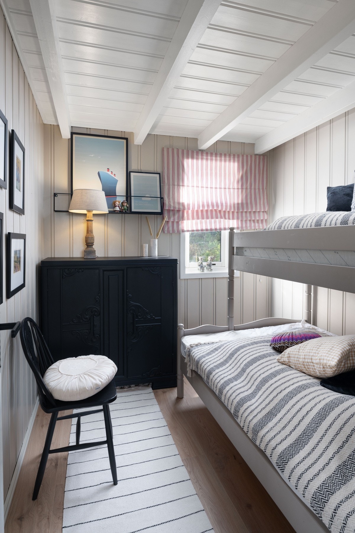 Soverom 2 har blant annet plass til familiekøye og kommode. Galleribilde