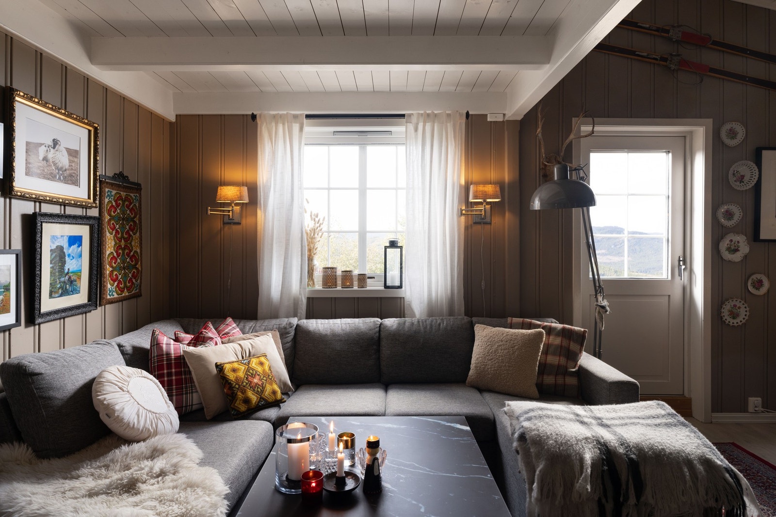 Stuen er malt i lune farger. Galleribilde