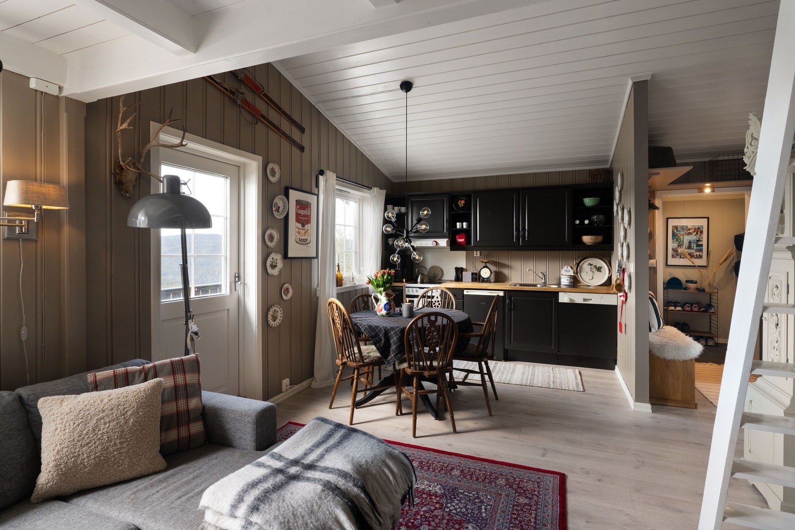 Åpen og sosial løsning mellom stue og kjøkken. Dør ut til den store terrassen. Galleribilde