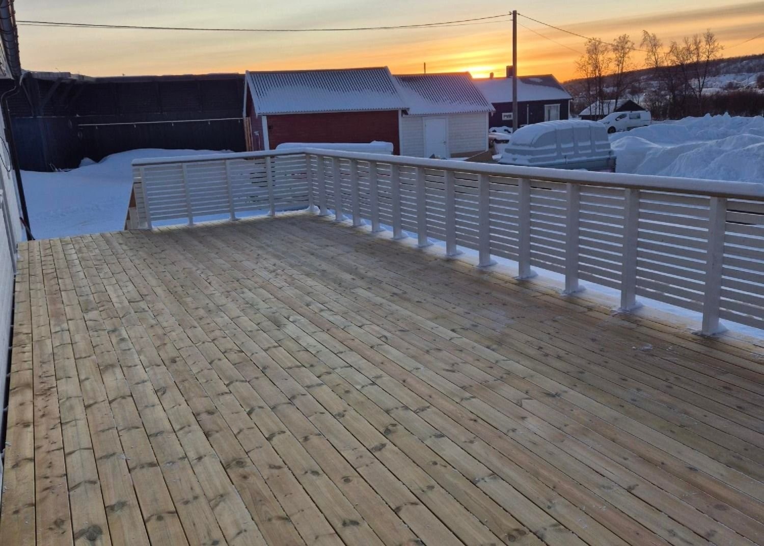 Stor solrik 42 kvm terrasse med god plass til møblement. Galleribilde