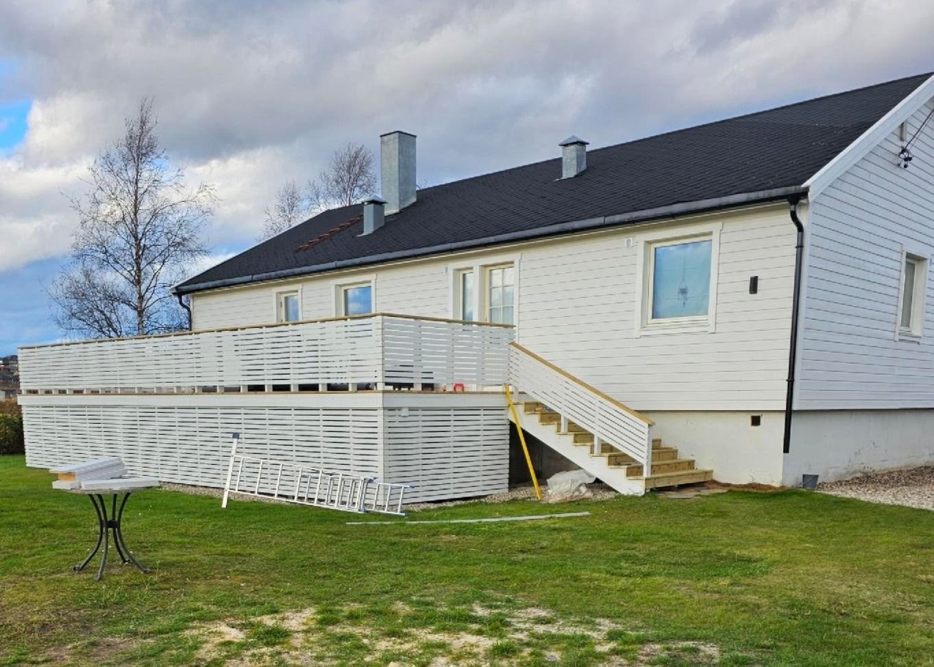 Oppgradert rekkverk og nymalt. Galleribilde