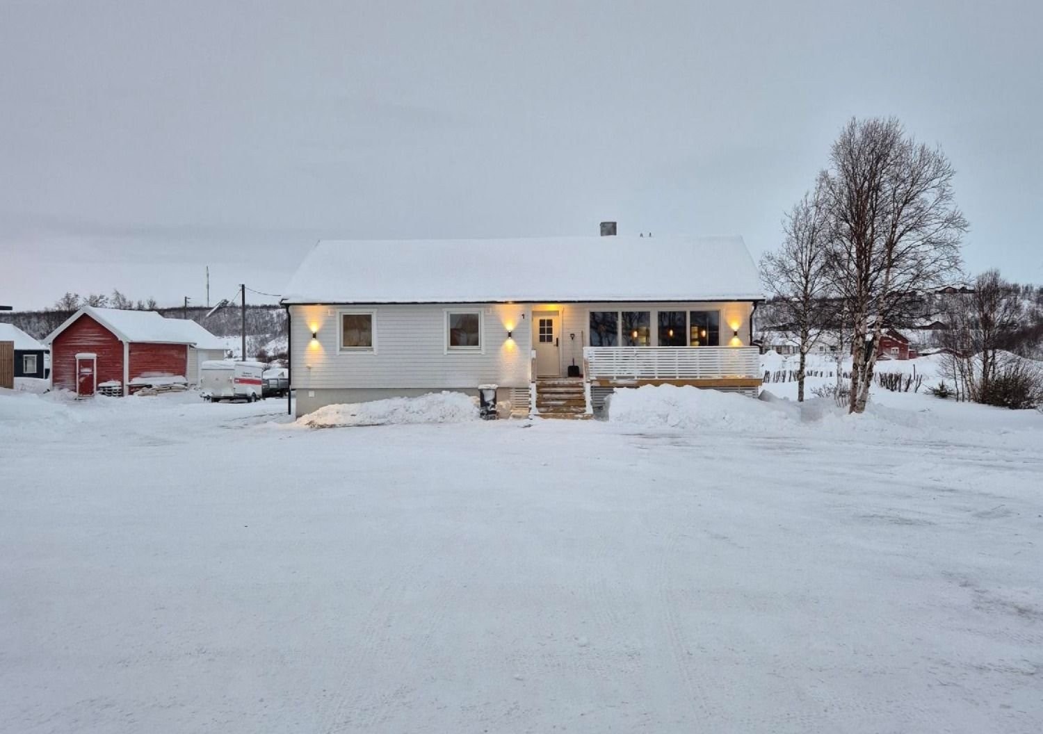 Stor gårdsplass til parkering etc. Galleribilde