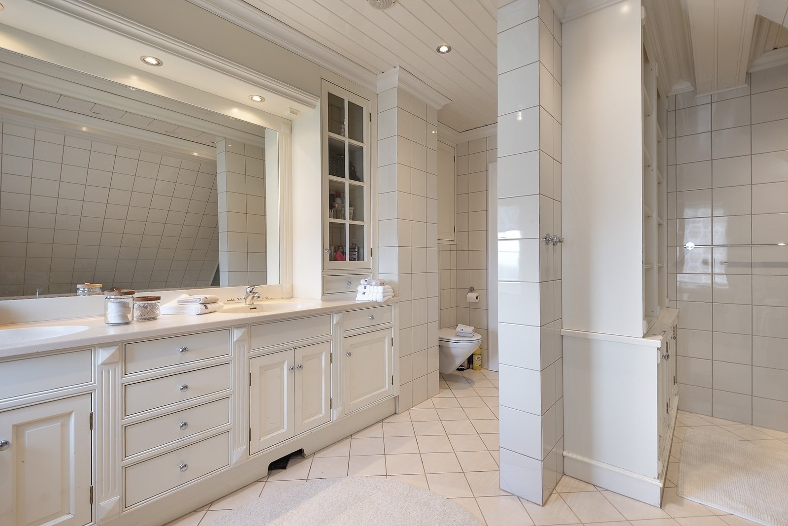 Bad i 2. etasje med stor baderomsinnredning. Galleribilde