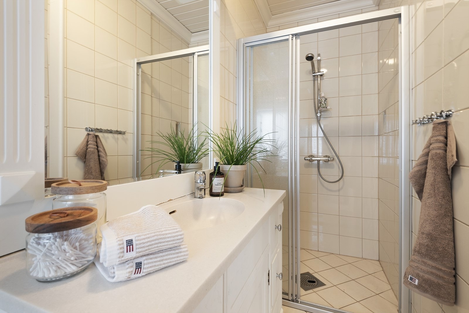 Lyst bad med dusj. Galleribilde