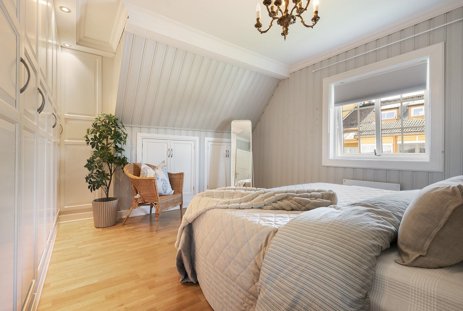 Soverommet har skråhimling. Galleribilde