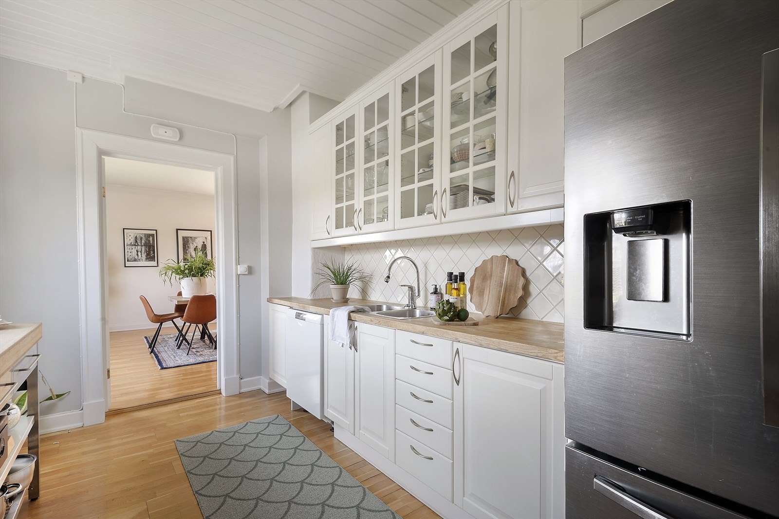 Enkelte overskap med glassdører. Galleribilde