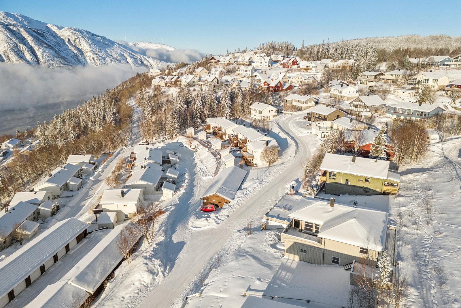 Eiendommen ligger i et barnevennlig område bestående av eneboliger og rekkehus. Galleribilde