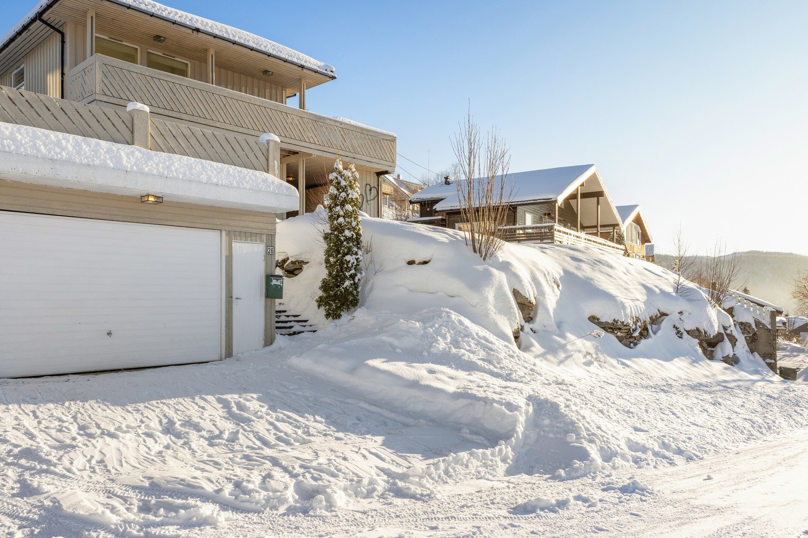 Boligen ble oppført rundt 1983, og byr på 180m² med boligareal samt garasje på ca. 32m². Galleribilde