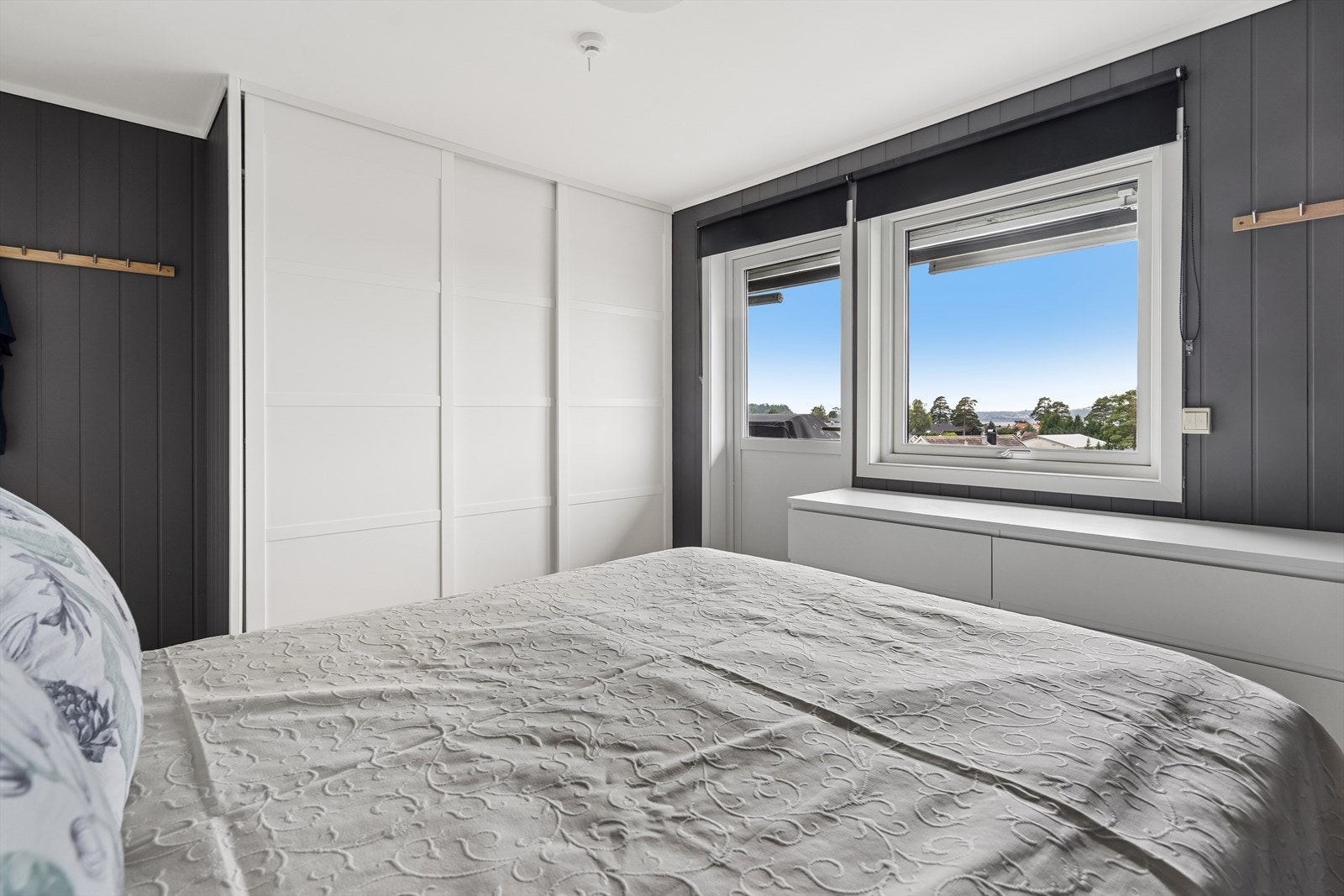 Soverom 3 har god plass til dobbelseng, utstyrt med garderobeskap og nydelig utsikt. Galleribilde