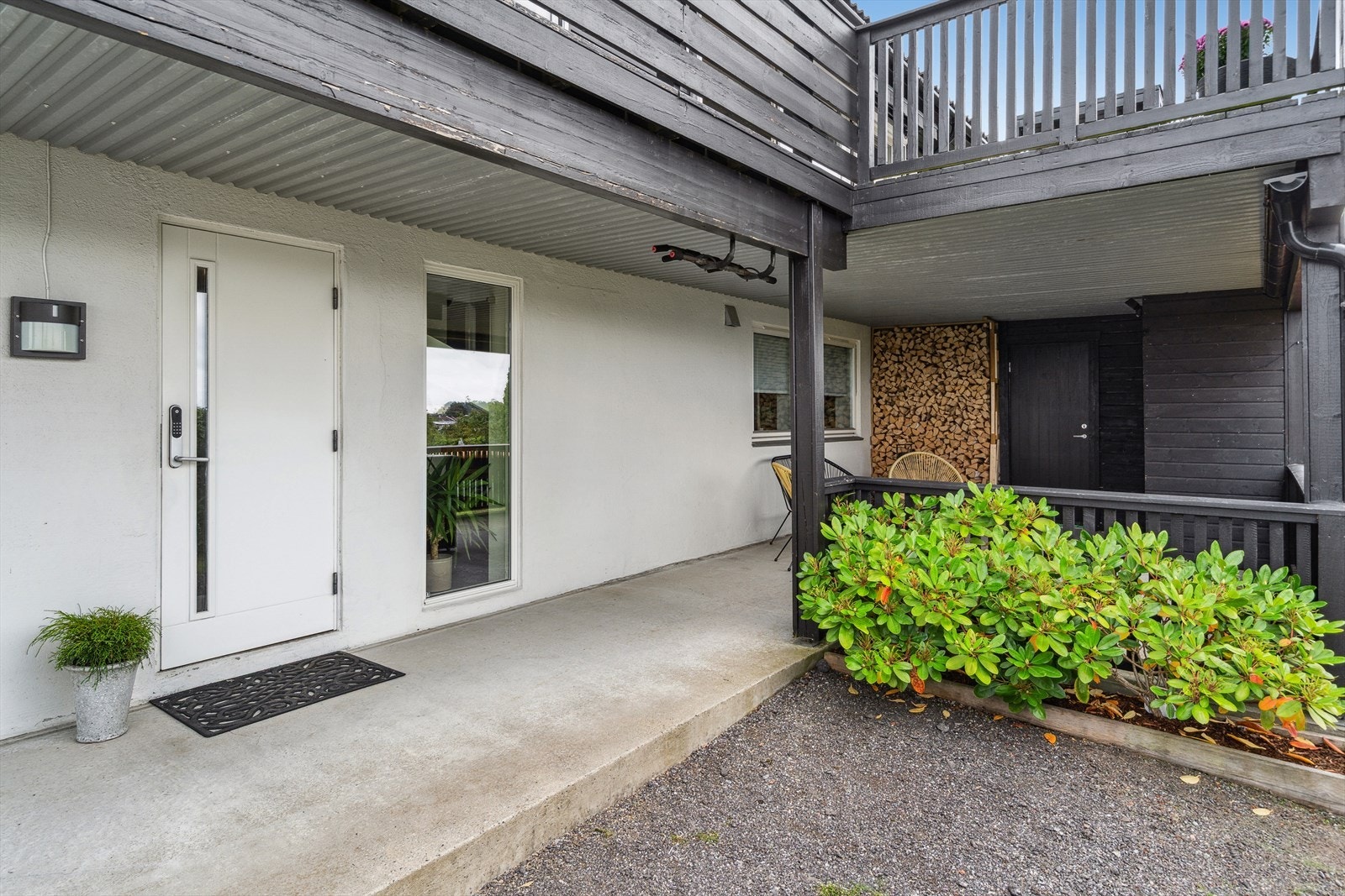 Underetasjen har eget inngangsparti og har tidligere fungert som en separat utleiedel. Galleribilde