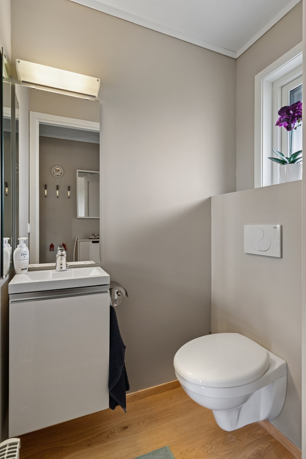 Etasjen har separat toalett med et enkelt og moderne uttrykk, med stilrene overflater og funksjonelle løsninger. Galleribilde