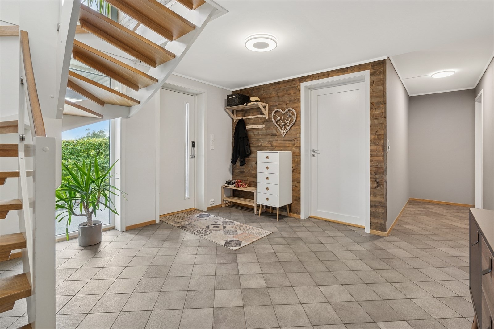 Inngangspartiet i underetasjen er romslig, med god plass til oppbevaring og enkel tilgang til boligens øvrige rom. Galleribilde