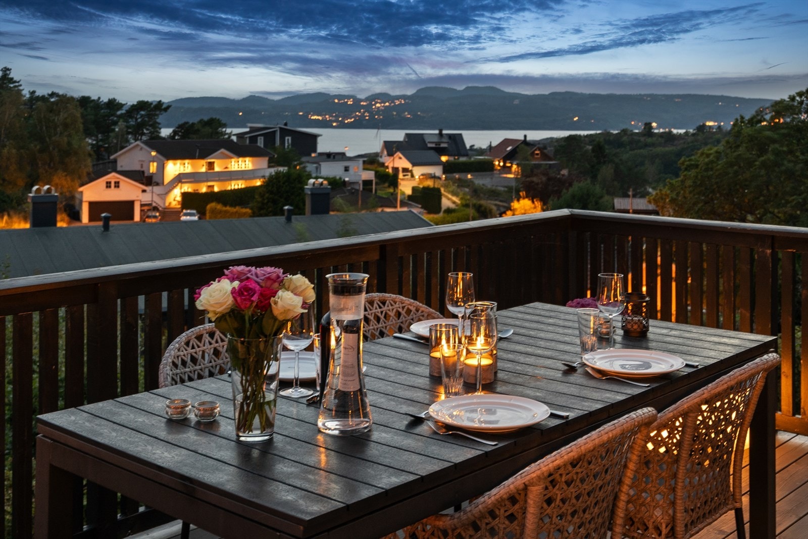 Fantastisk utsikt fra stor, vestvendt terrasse. Galleribilde