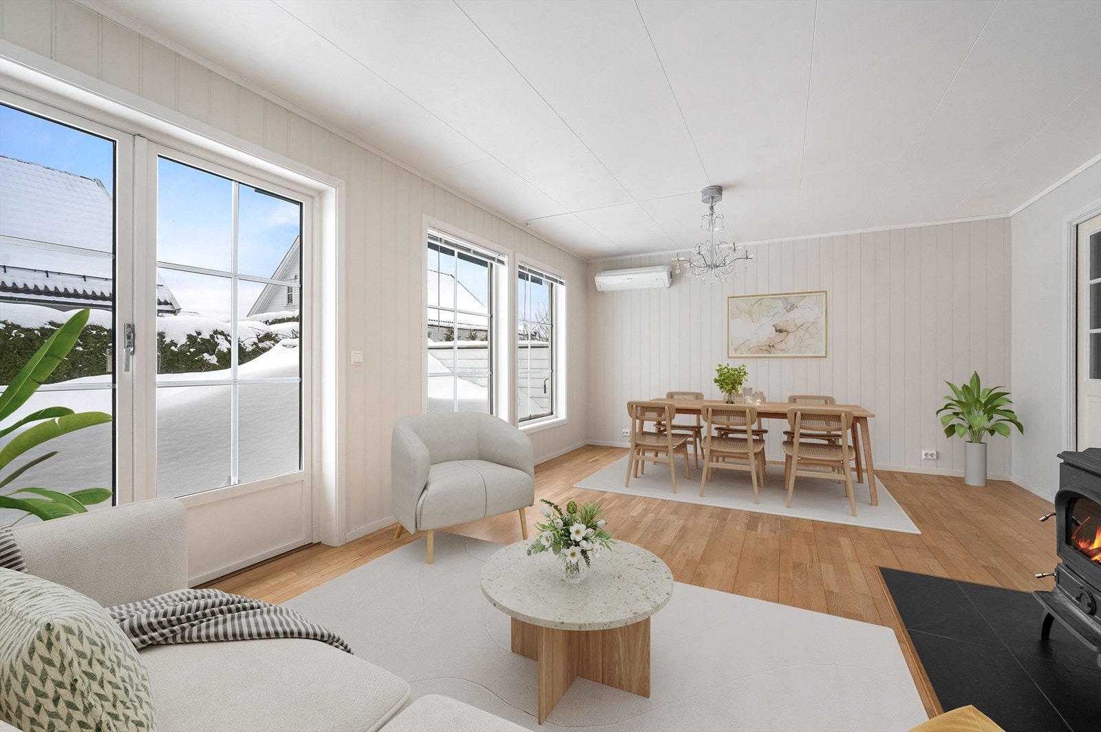 Stuen har vedfyring, varmepumpe og utgang til hage. Bilder er digitalt møblert. Galleribilde