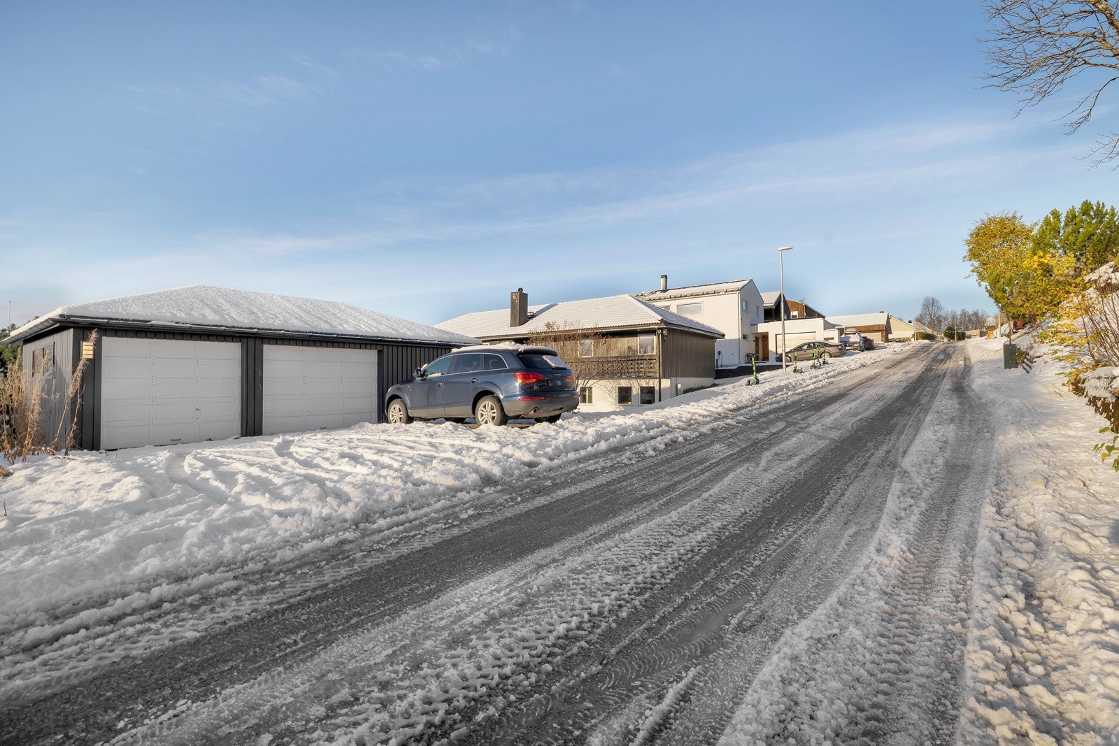 Eiendommen har en romslig dobbelgarasje. Galleribilde