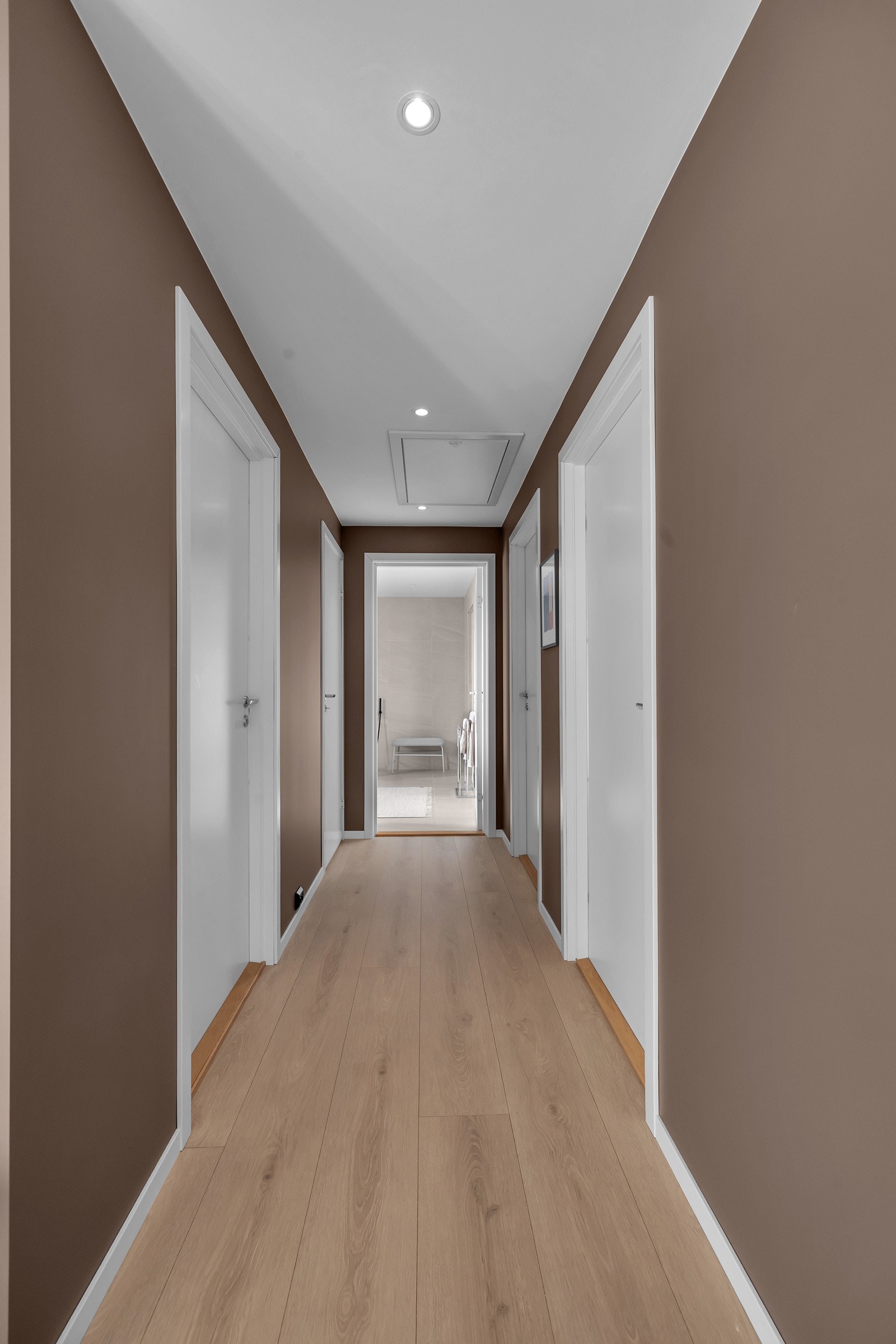 Hall hvor soverom, vaskerom og bad er samlet. Galleribilde