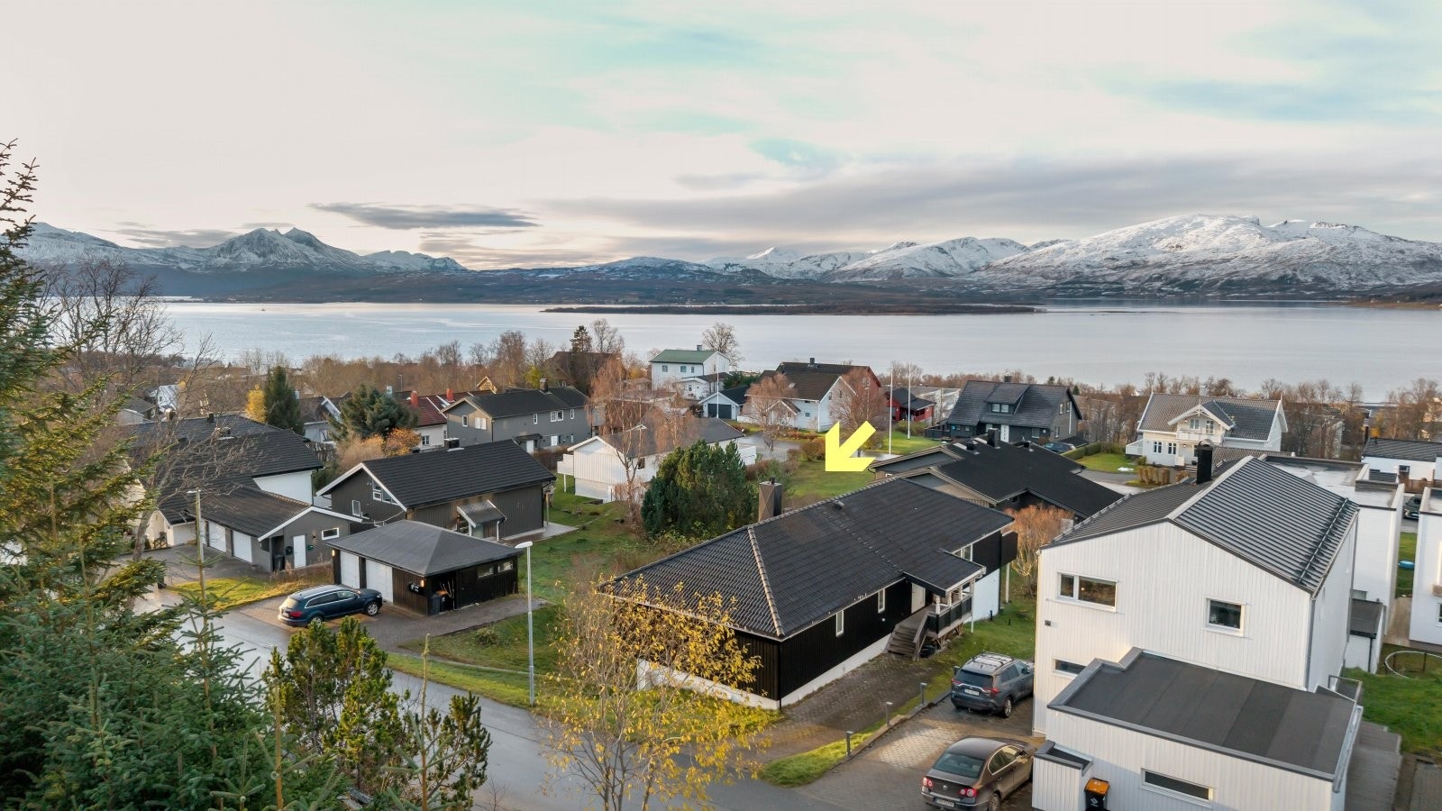 Attraktiv enebolig med 2 utleiedeler og romslig tomt med muligheter for fradeling. Galleribilde