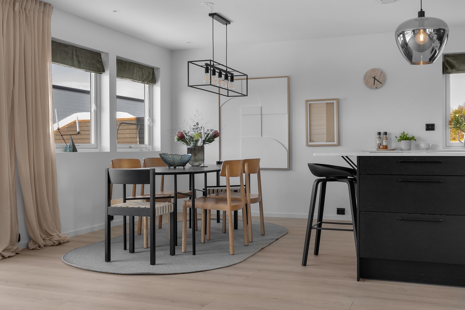 Romslig spisestue med plass til storfamilien og gjester. Galleribilde