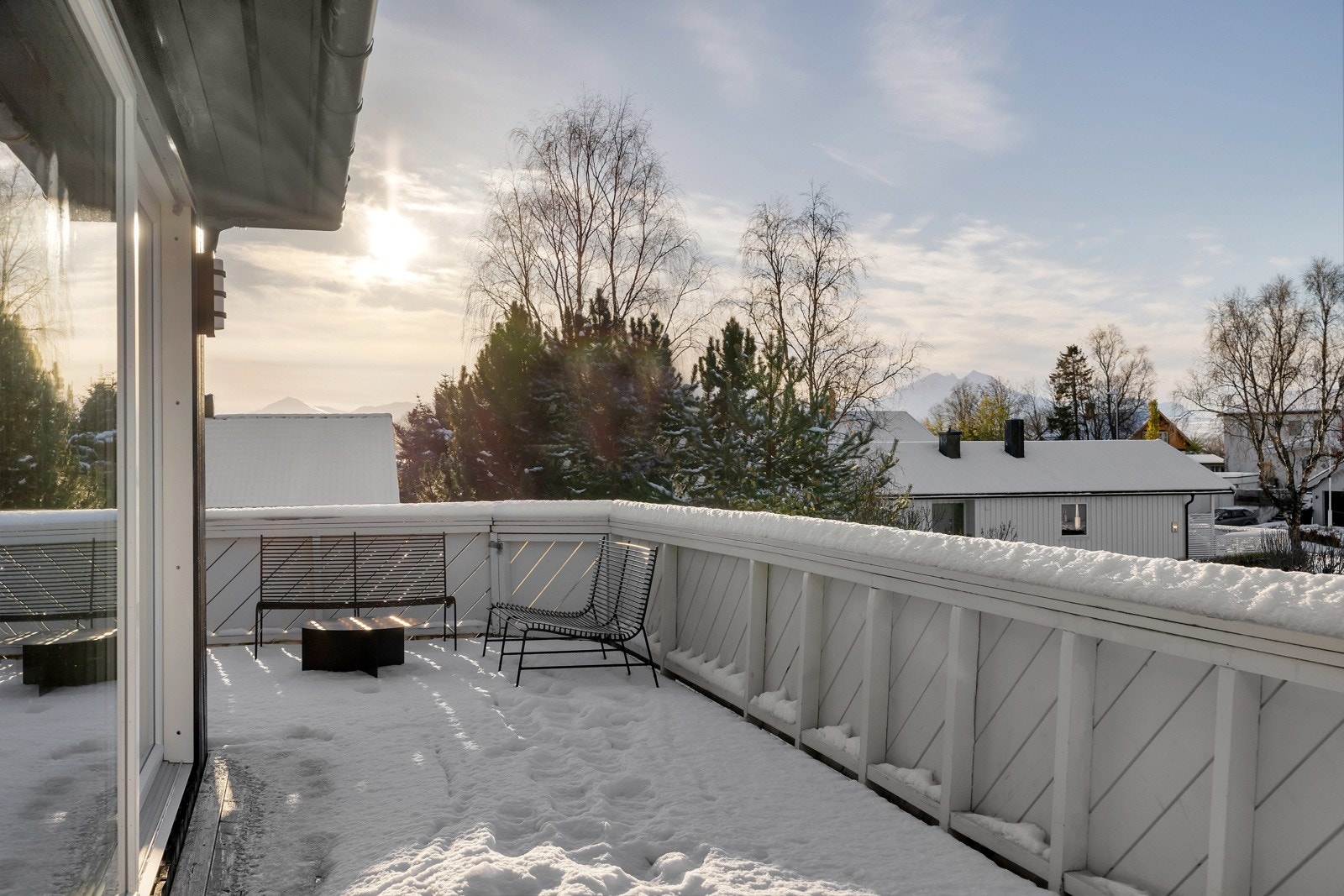 Fra stuen er det utgang til sørvestvendte utearealer og balkong. Galleribilde