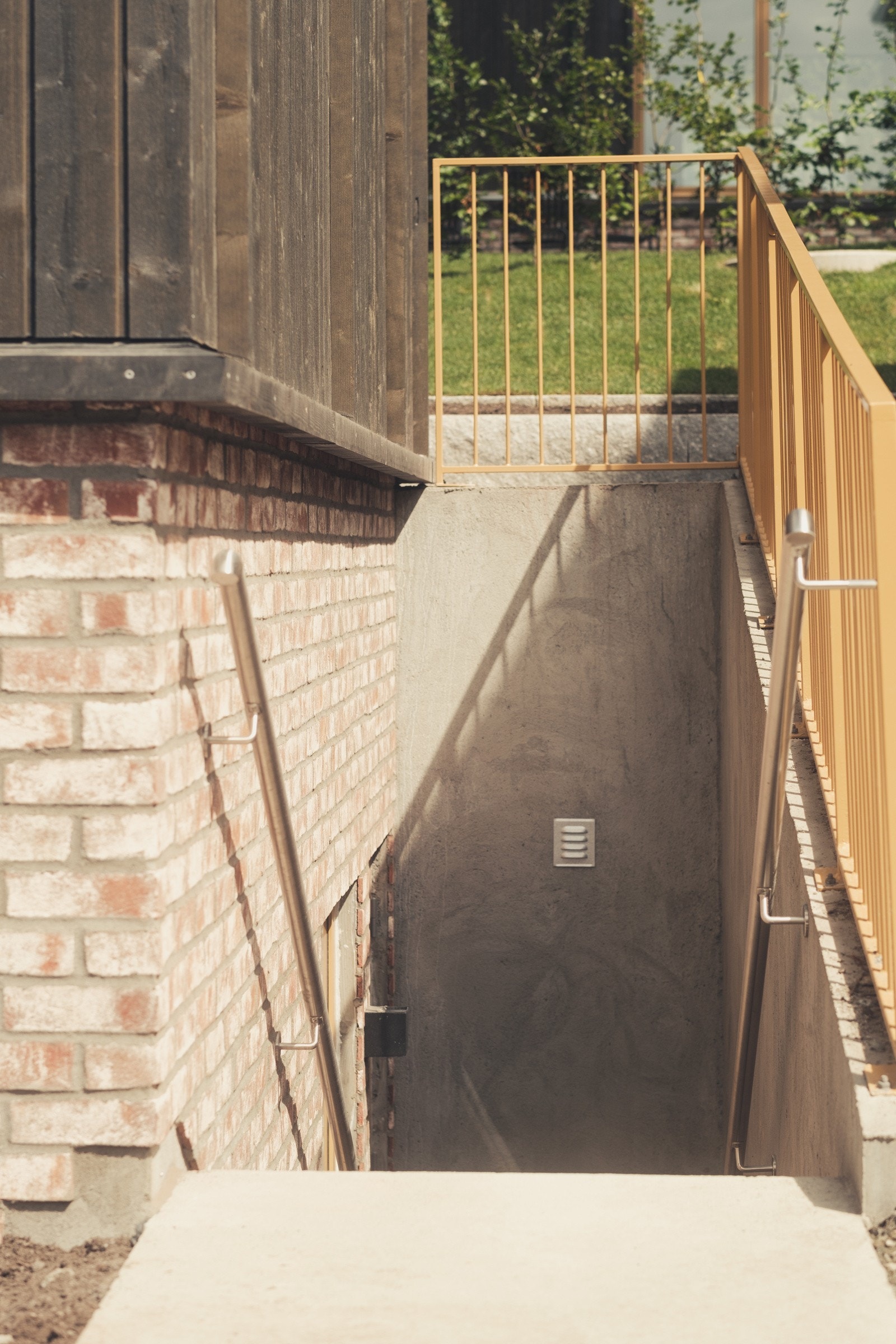 Det er egen separat inngang til hybelen Galleribilde