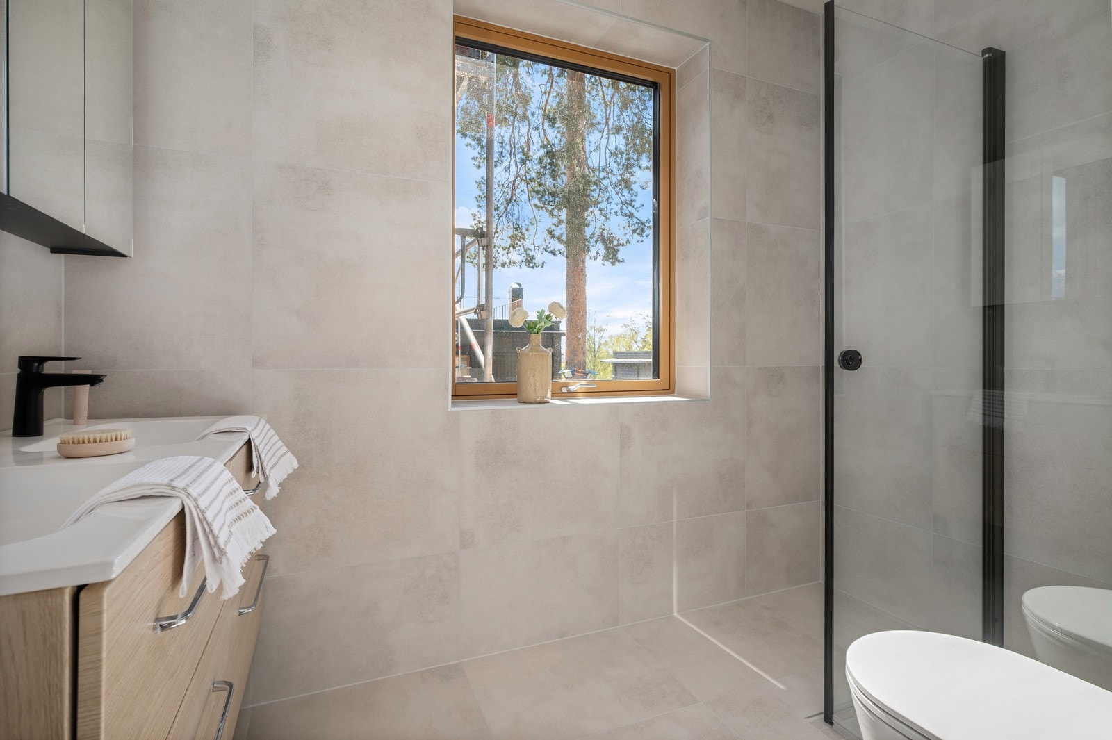 De innvendige bildene er tatt nabohuset, men planløsning og kvaliteter er tilnærmet like (se plantegning for nærmere beskrivelse) Galleribilde