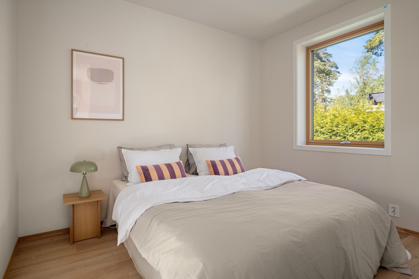 De innvendige bildene er tatt nabohuset, men planløsning og kvaliteter er tilnærmet like (se plantegning for nærmere beskrivelse) Galleribilde