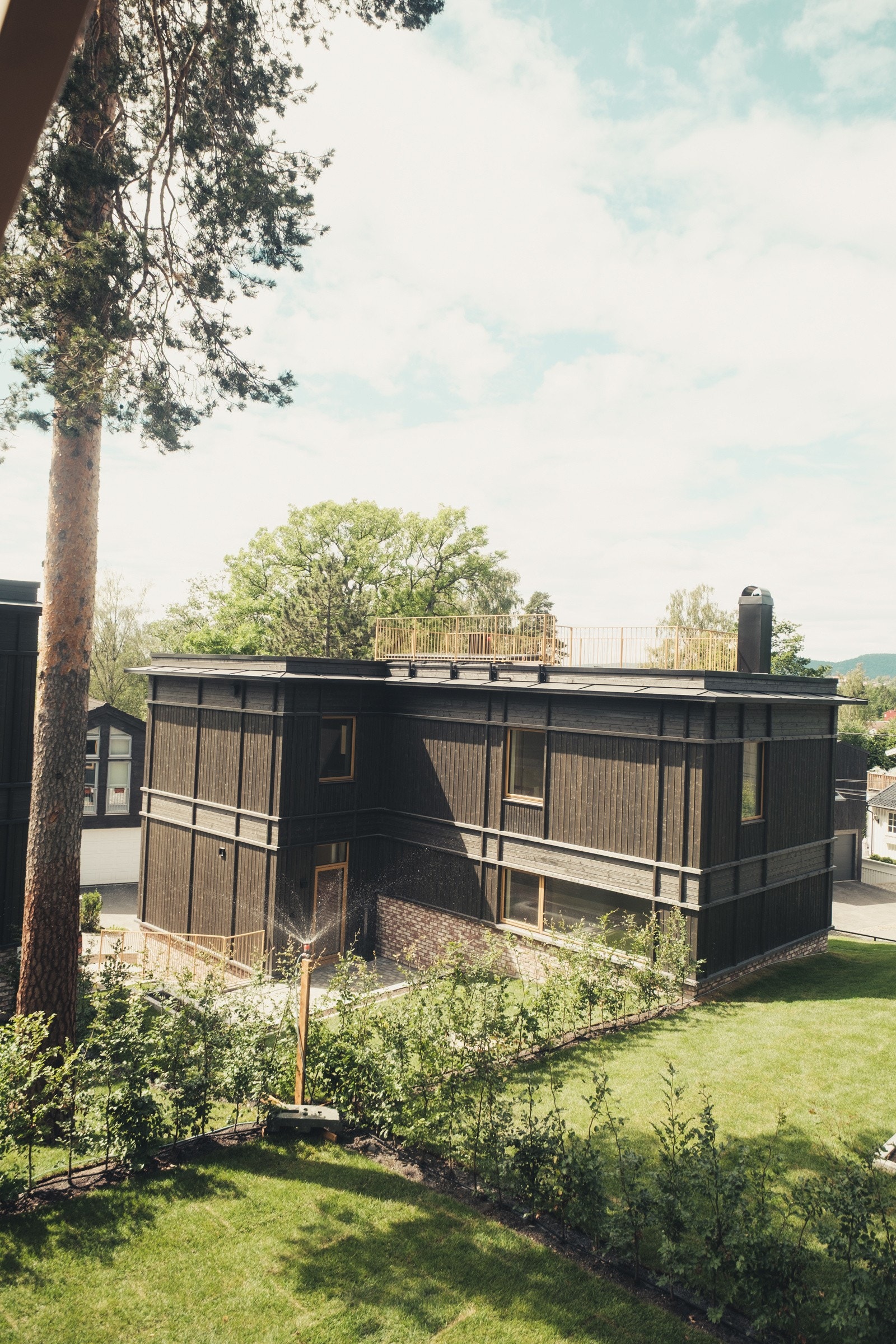 Huset er tegnet av Fjord arkitekter. Boligen ligger tilbaketrukket til på hyggelig tun bestående av 4 hus Galleribilde