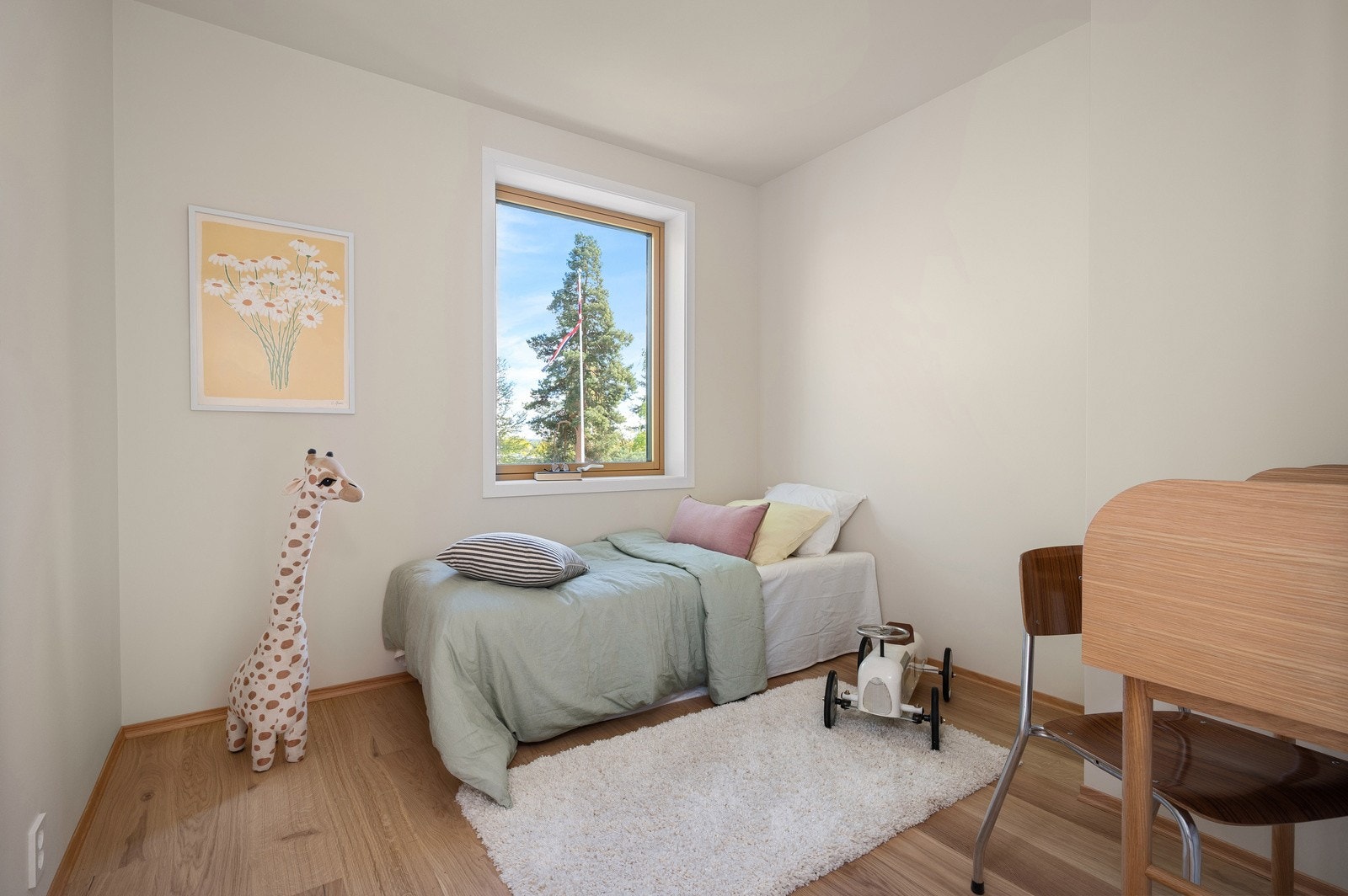 De innvendige bildene er tatt nabohuset, men planløsning og kvaliteter er tilnærmet like (se plantegning for nærmere beskrivelse) Galleribilde