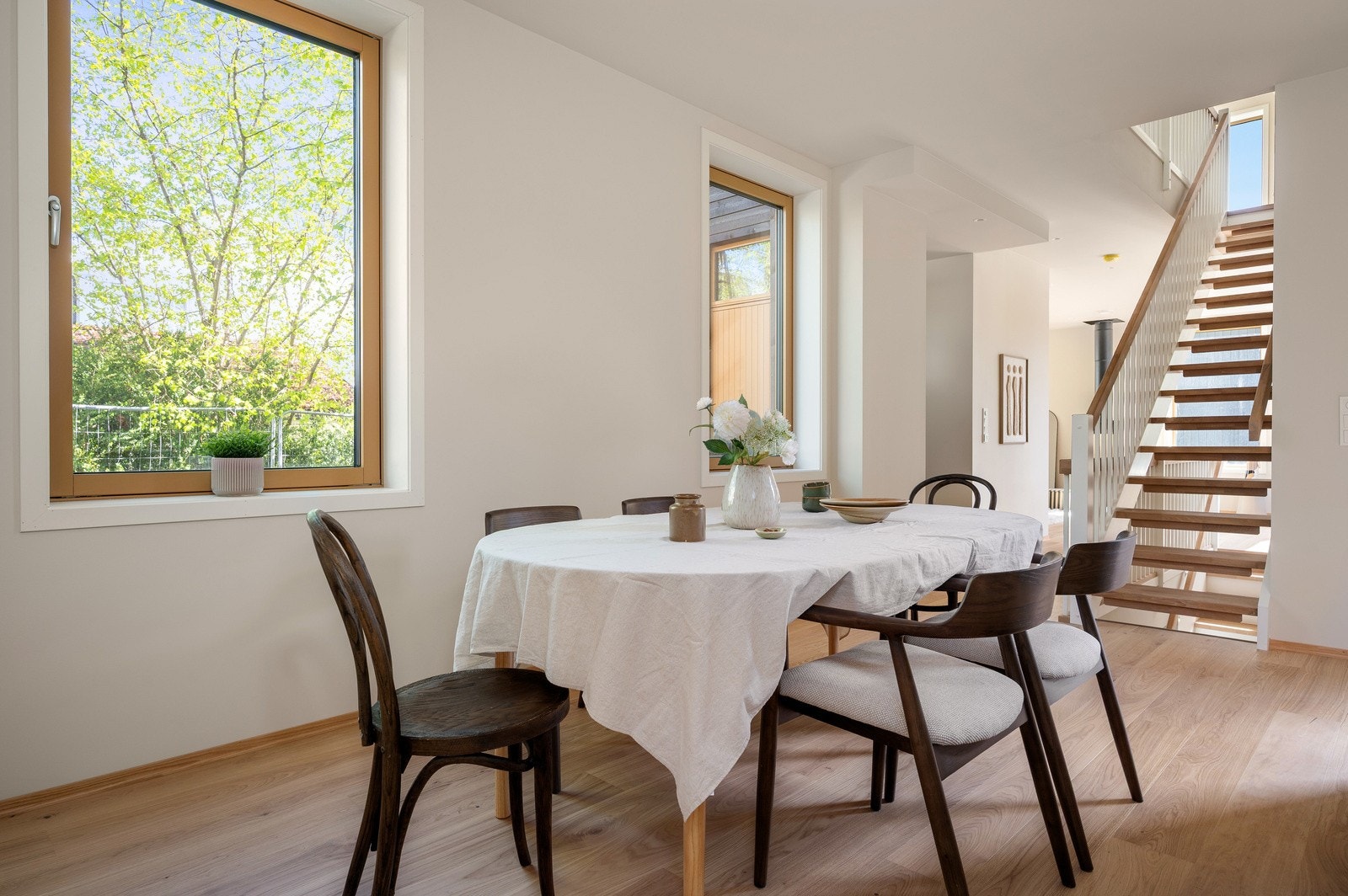 De innvendige bildene er tatt nabohuset, men planløsning og kvaliteter er tilnærmet like (se plantegning for nærmere beskrivelse) Galleribilde