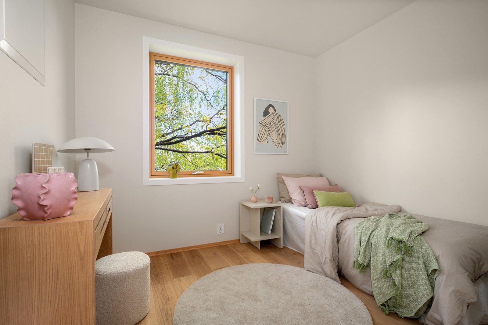 De innvendige bildene er tatt nabohuset, men planløsning og kvaliteter er tilnærmet like (se plantegning for nærmere beskrivelse) Galleribilde