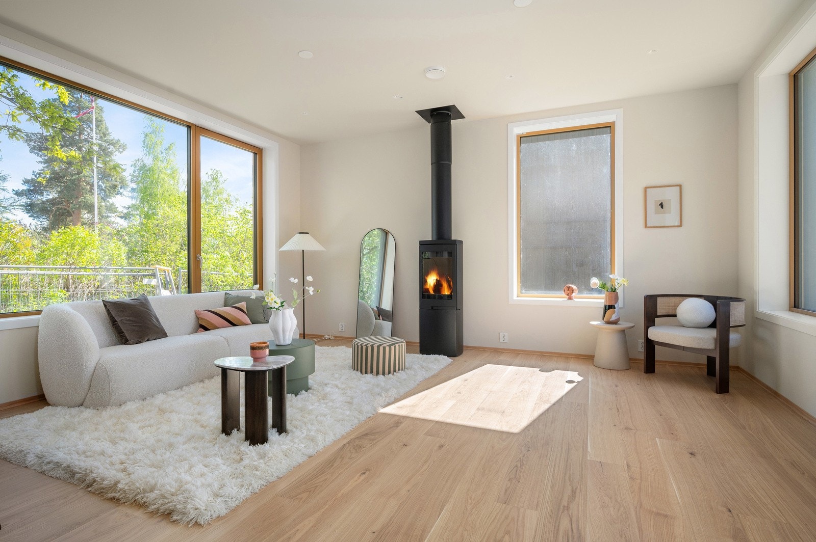 De innvendige bildene er tatt nabohuset, men planløsning og kvaliteter er tilnærmet like (se plantegning for nærmere beskrivelse) Galleribilde