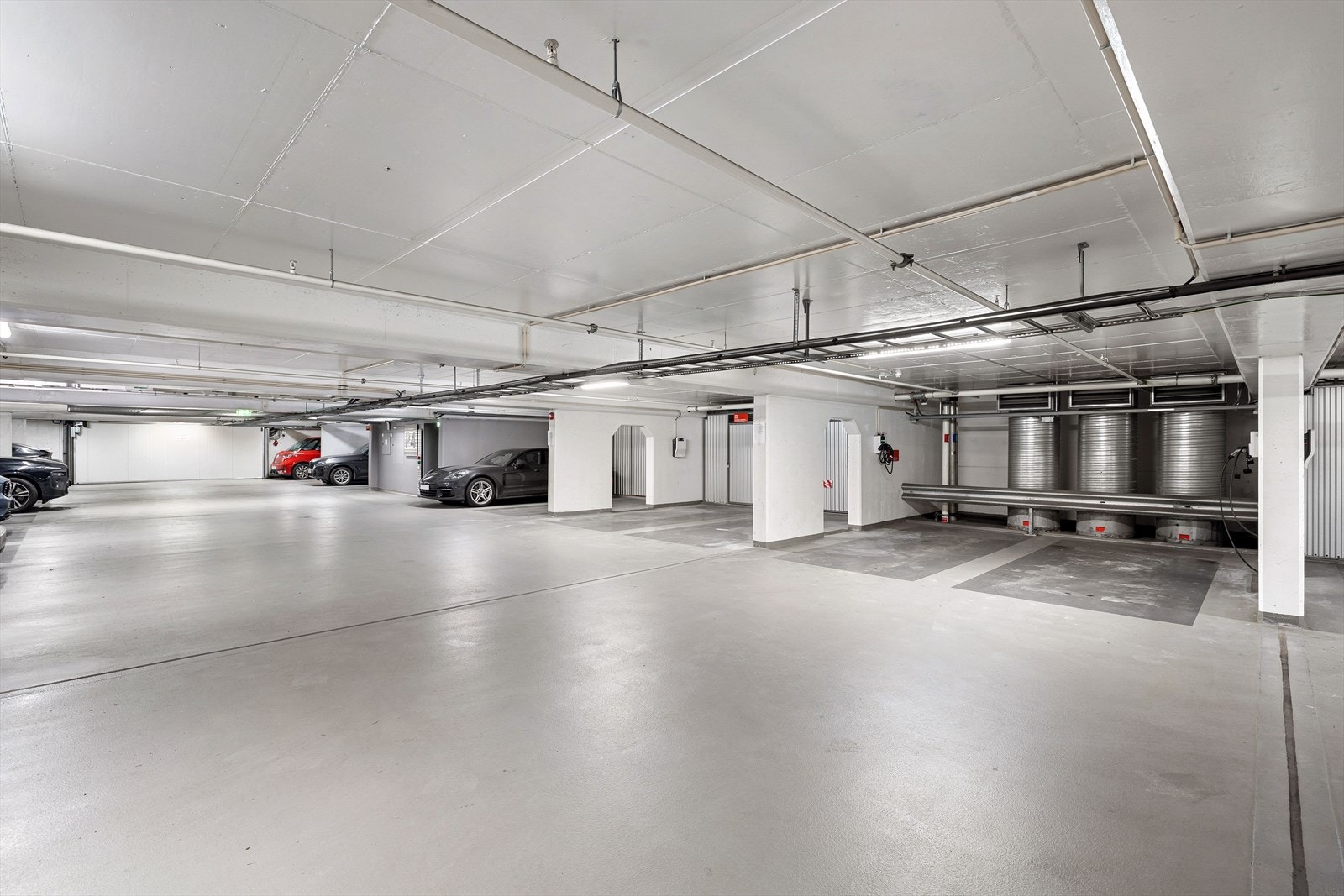 Garasjeplassen i p4 medfølger ikke. men hvis man ønsker kan man kjøpe den i tillegg til leiligheten. Plassen har også lademulighet. Galleribilde