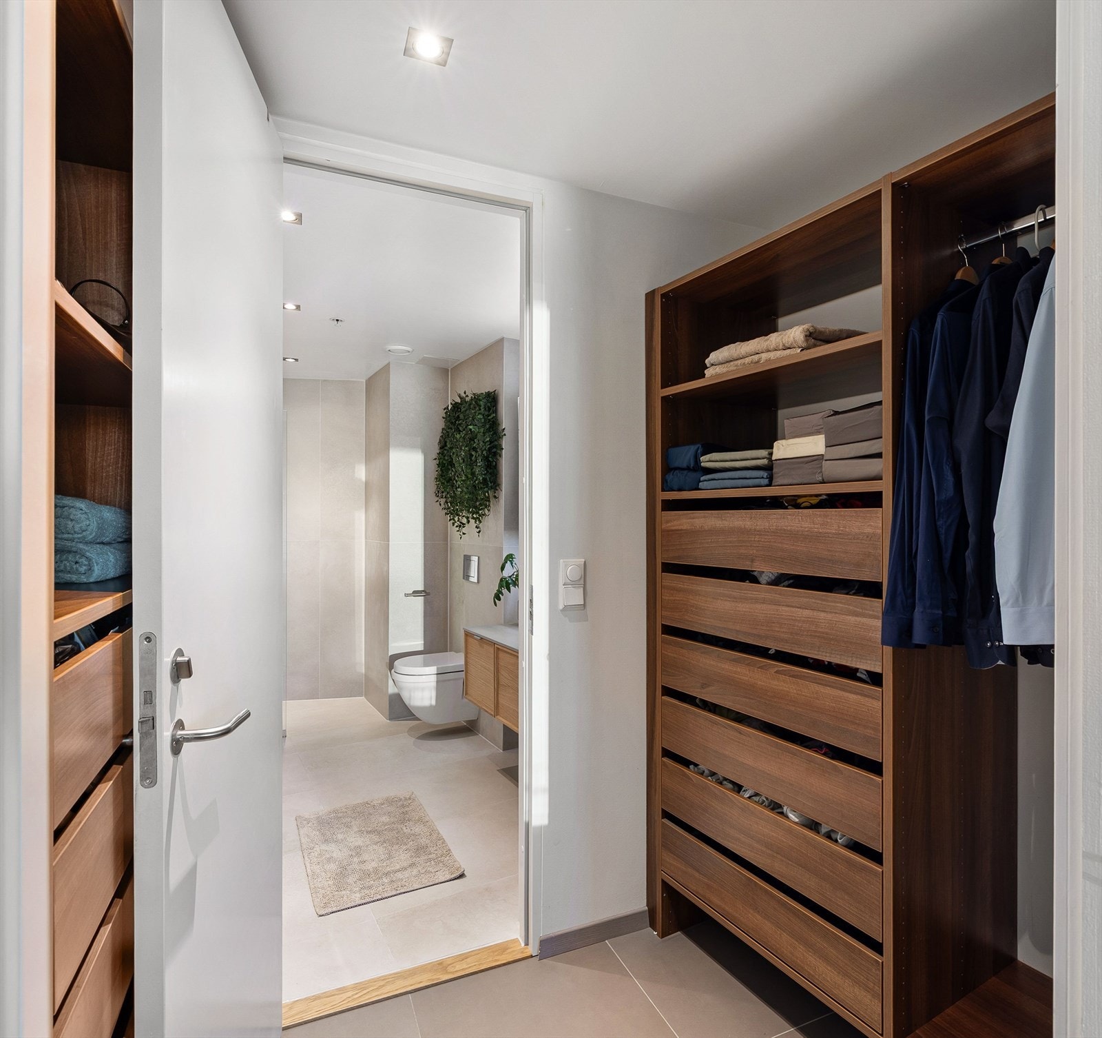 En praktisk walk-in-garderobe gir rikelig med oppbevaringsplass. Galleribilde