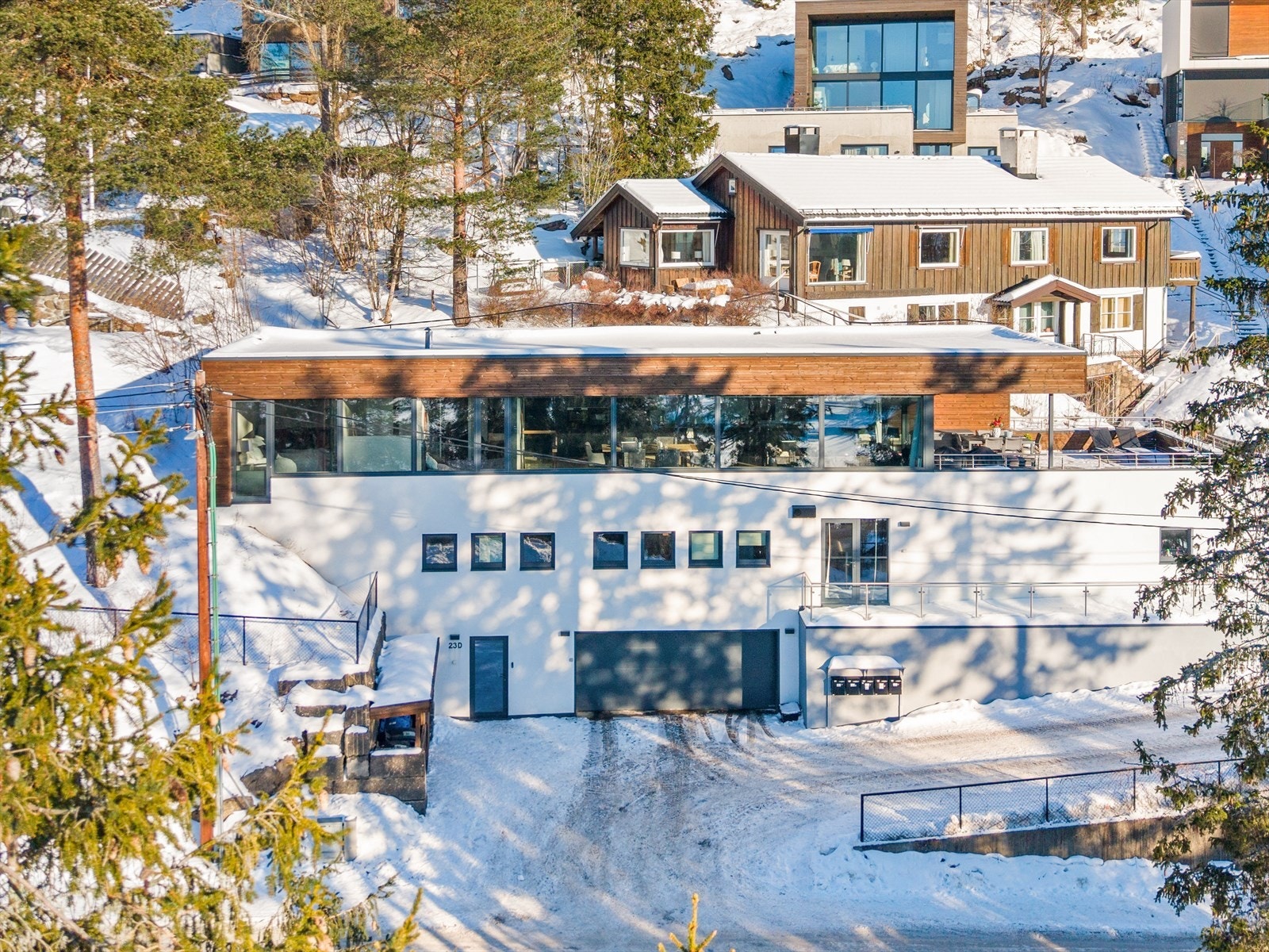 Velkommen til denne stilrene og moderne eneboligen fra 2020, attraktivt beliggende på vakre Voksenlia Galleribilde