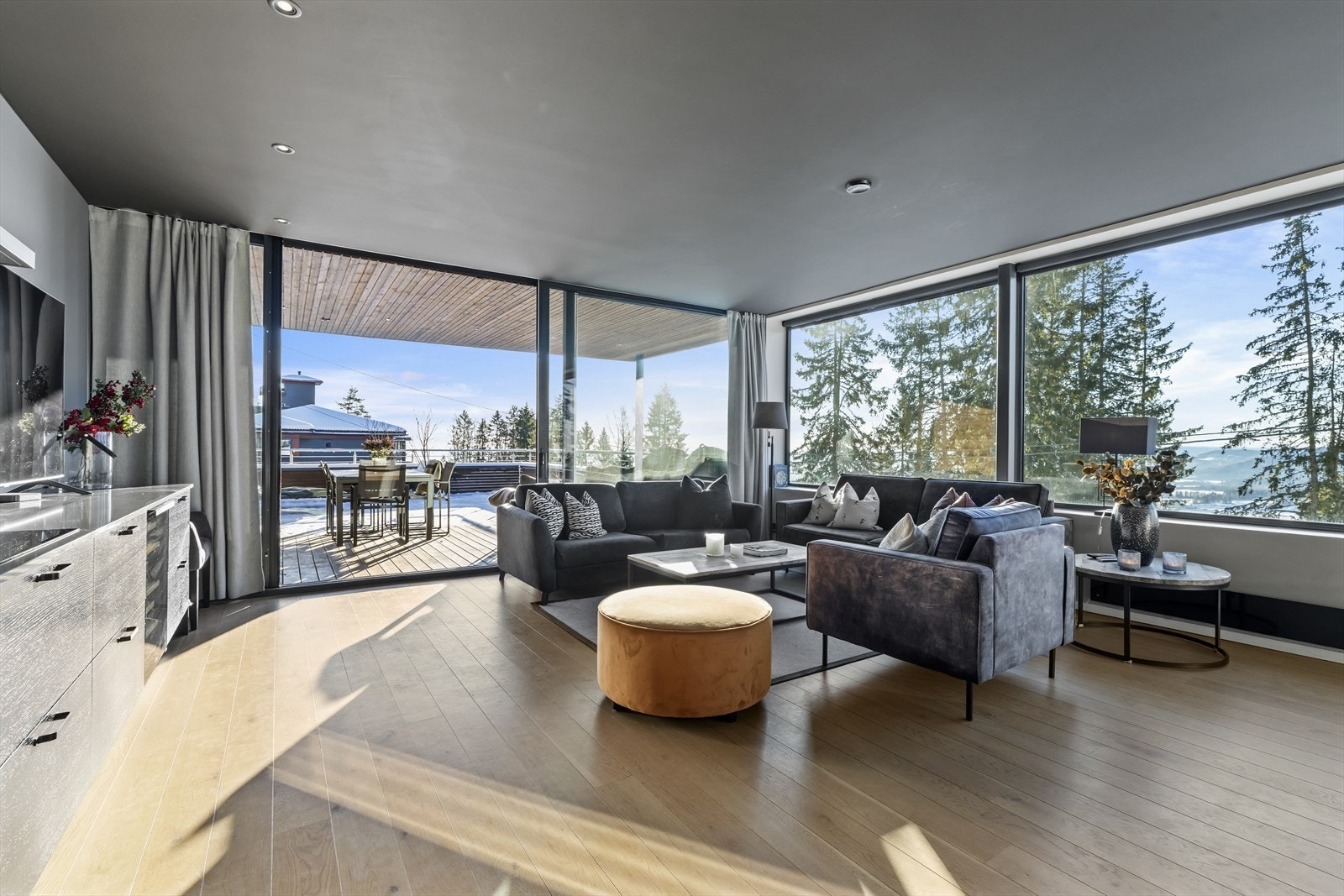 Boligen fremstår som gjennomført og tidsriktig, med lekre detaljer og en fantastisk romfølelse Galleribilde