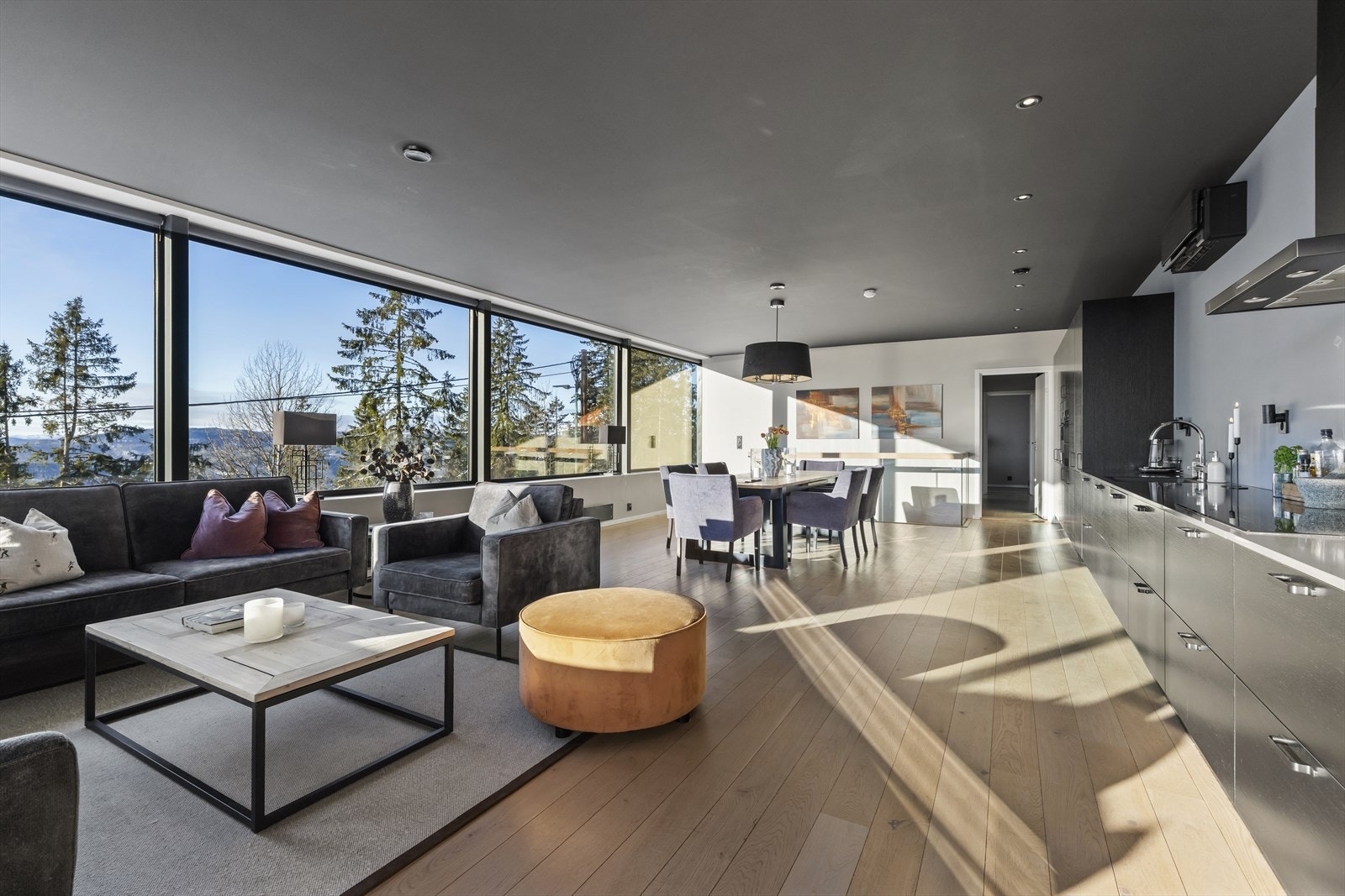 Husets hjerte er det romslige og innbydende oppholdsrommet med stue og kjøkken i åpen løsning Galleribilde