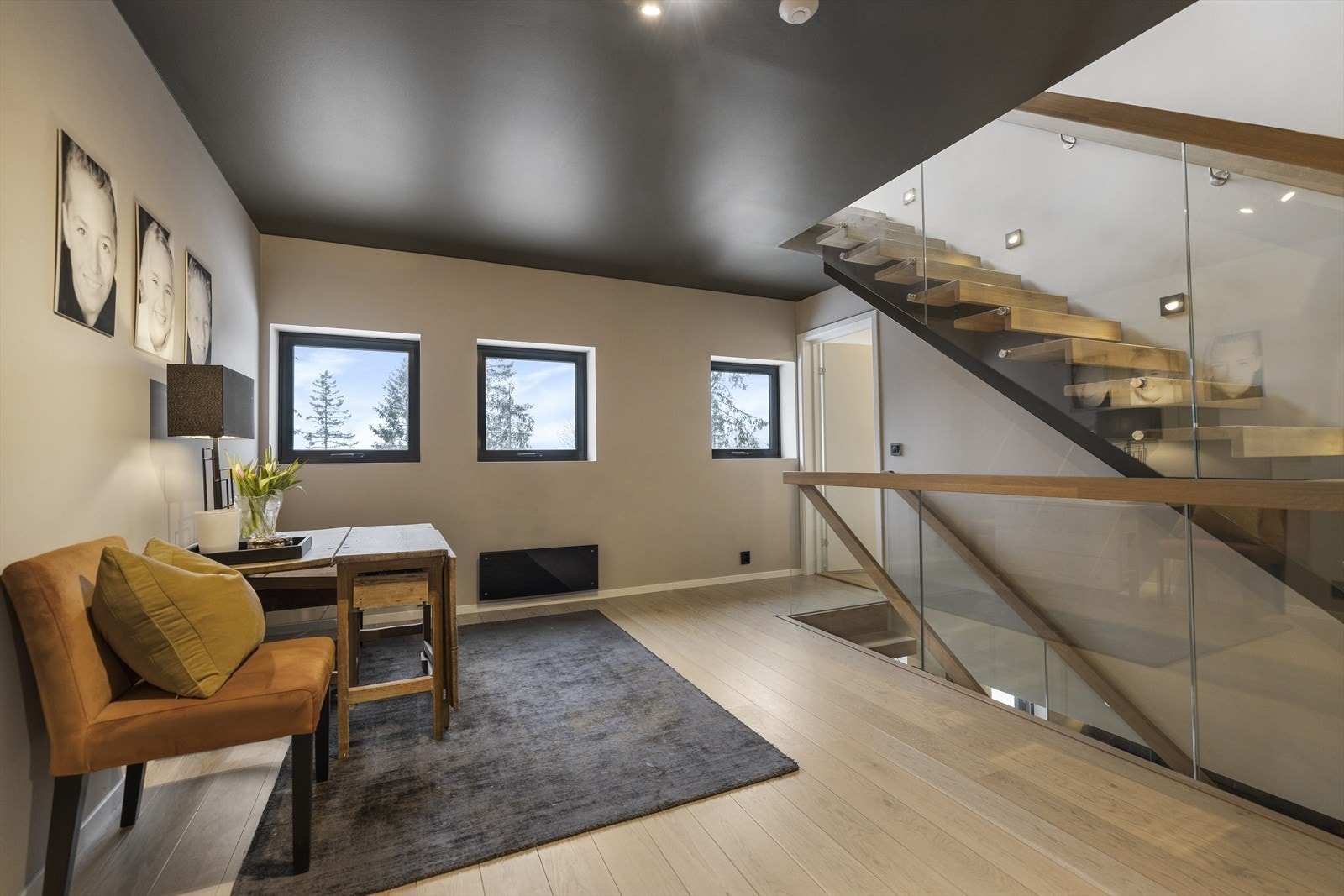 På andre siden av trapperommet er det dører inn til bad 3 og soverom 5 Galleribilde